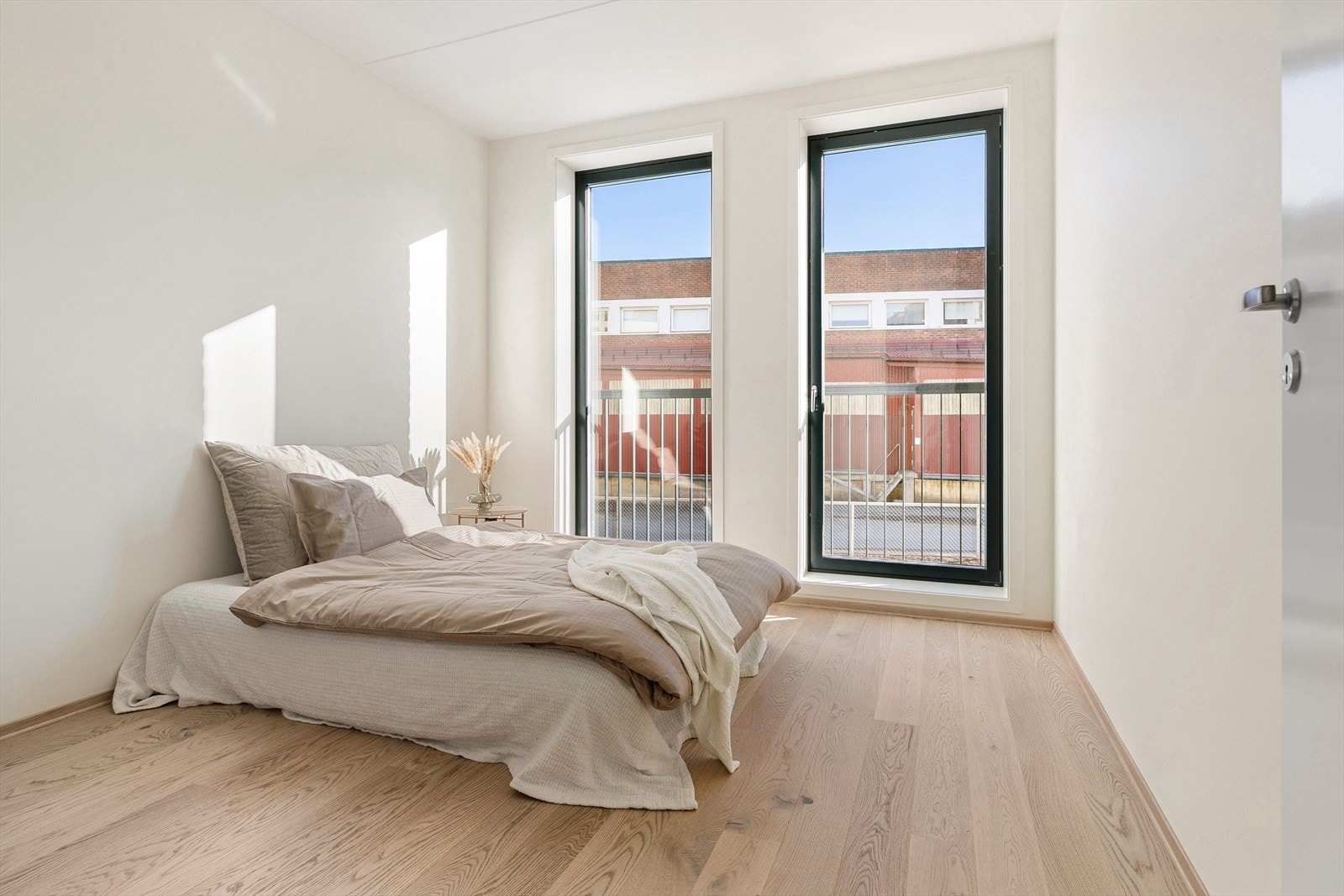 Soverom II er romslig med store vinduer Galleribilde