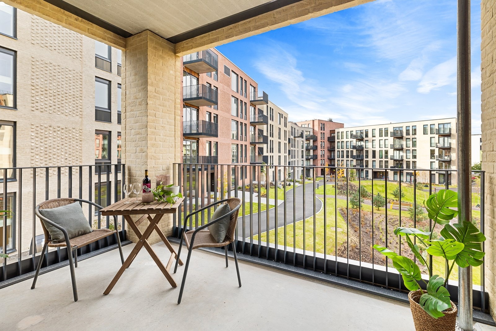 Fin utsikt til pent opparbeidet bakgård Galleribilde