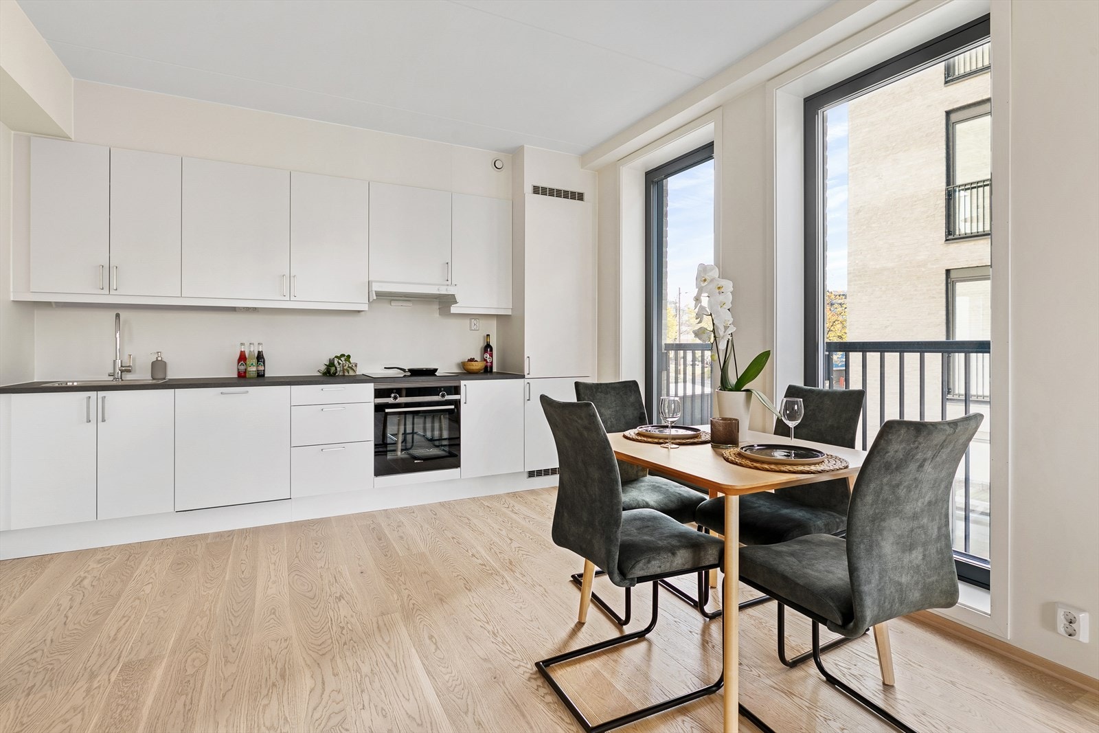 Pent kjøkken med god skap- og benkeplass Galleribilde