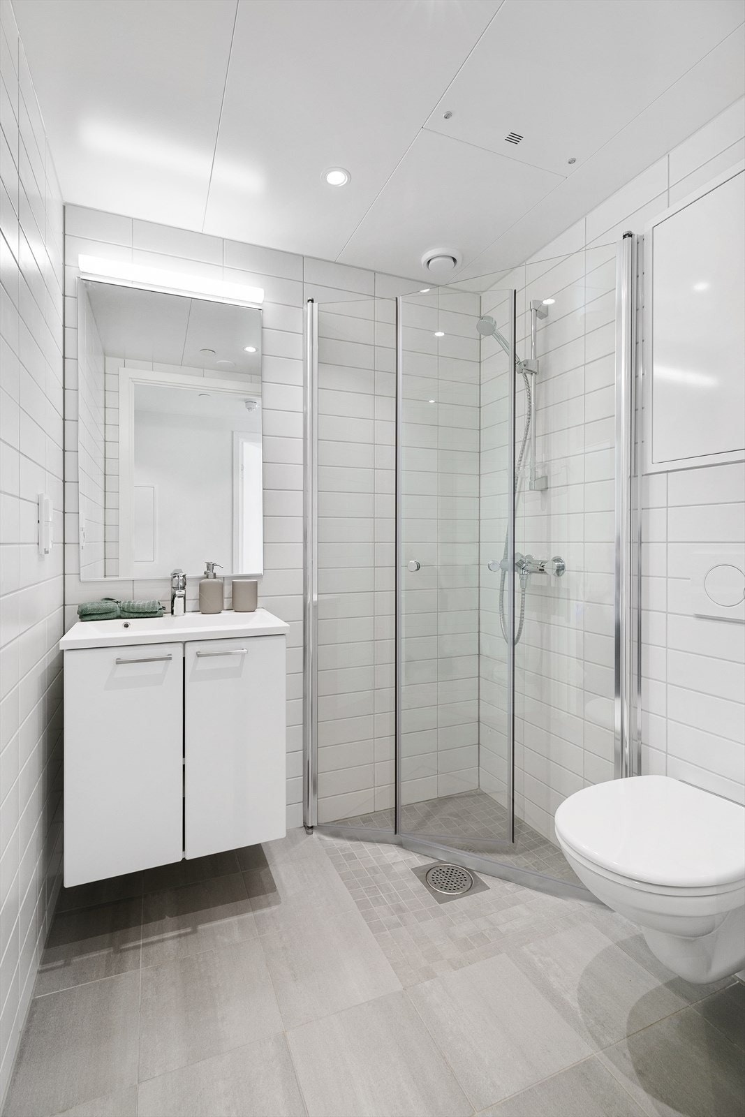 Bad 2: Lekkert bad med servant, dusj og veggmontert klosett Galleribilde