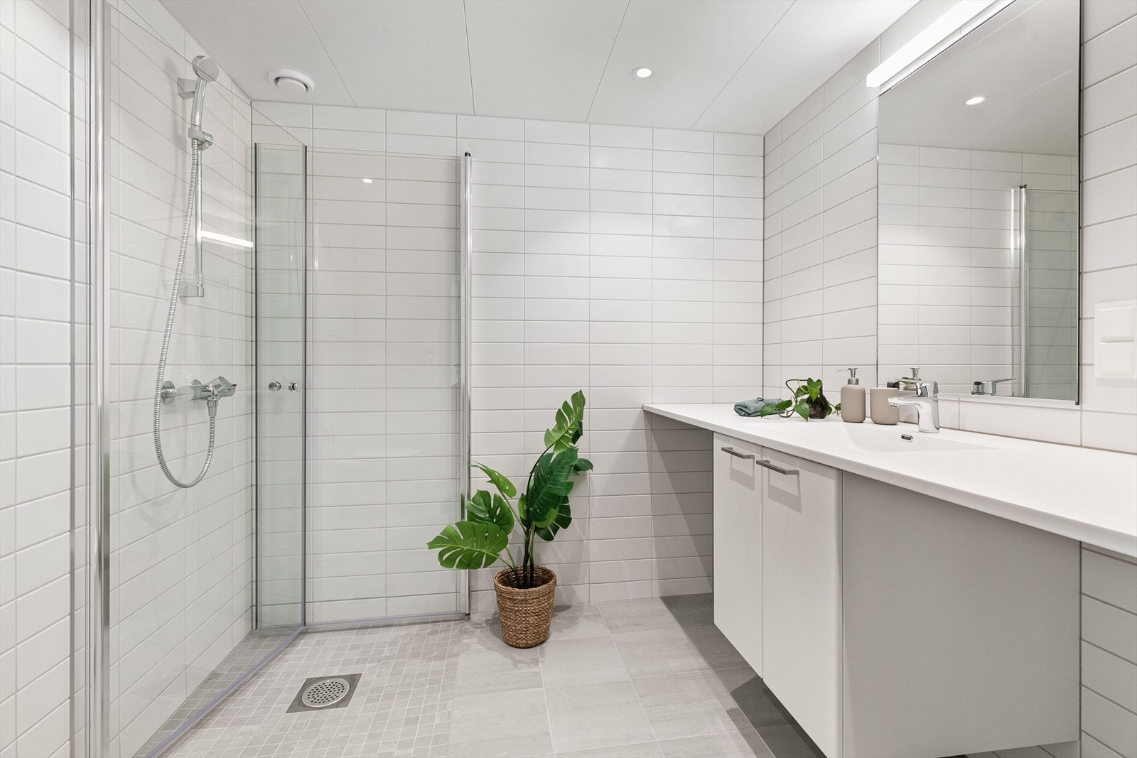 Bad 1 med opplegg og plass til både vaskemaskin og tørketrommel Galleribilde