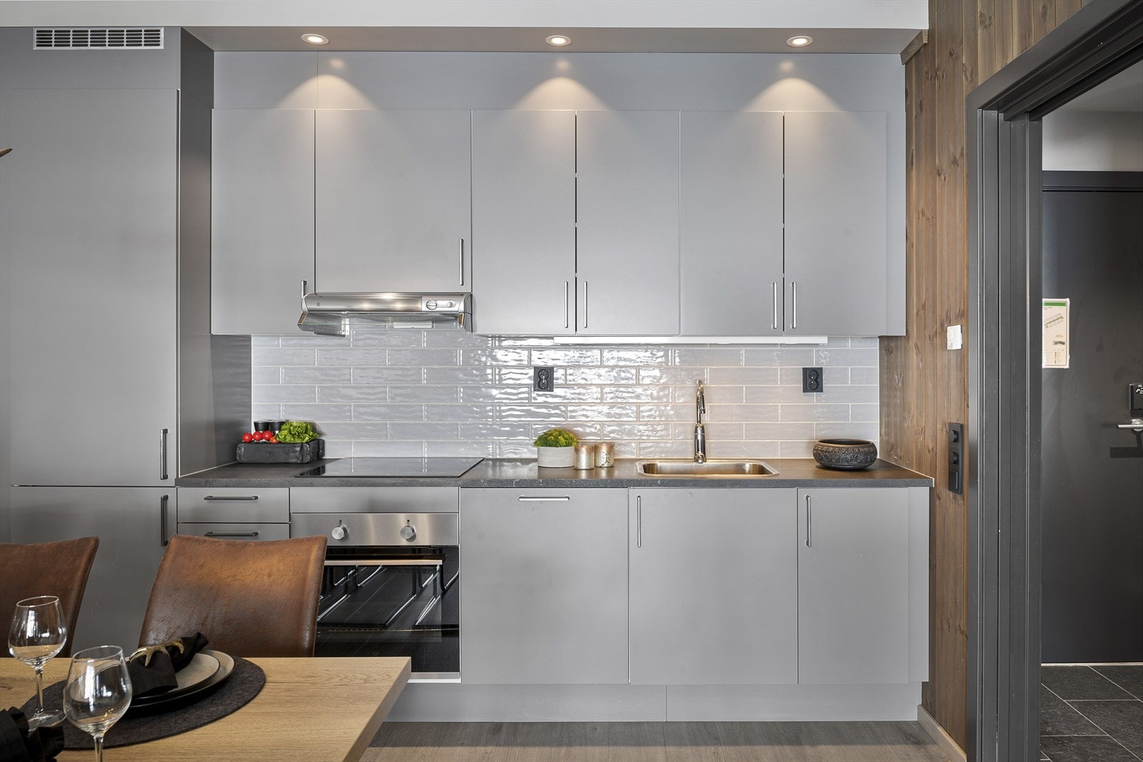 På kjøkkenet er det interefrert koketopp, stekeovn, kjøl og frys. Det er også opplegg for oppvaskmaskin. Galleribilde