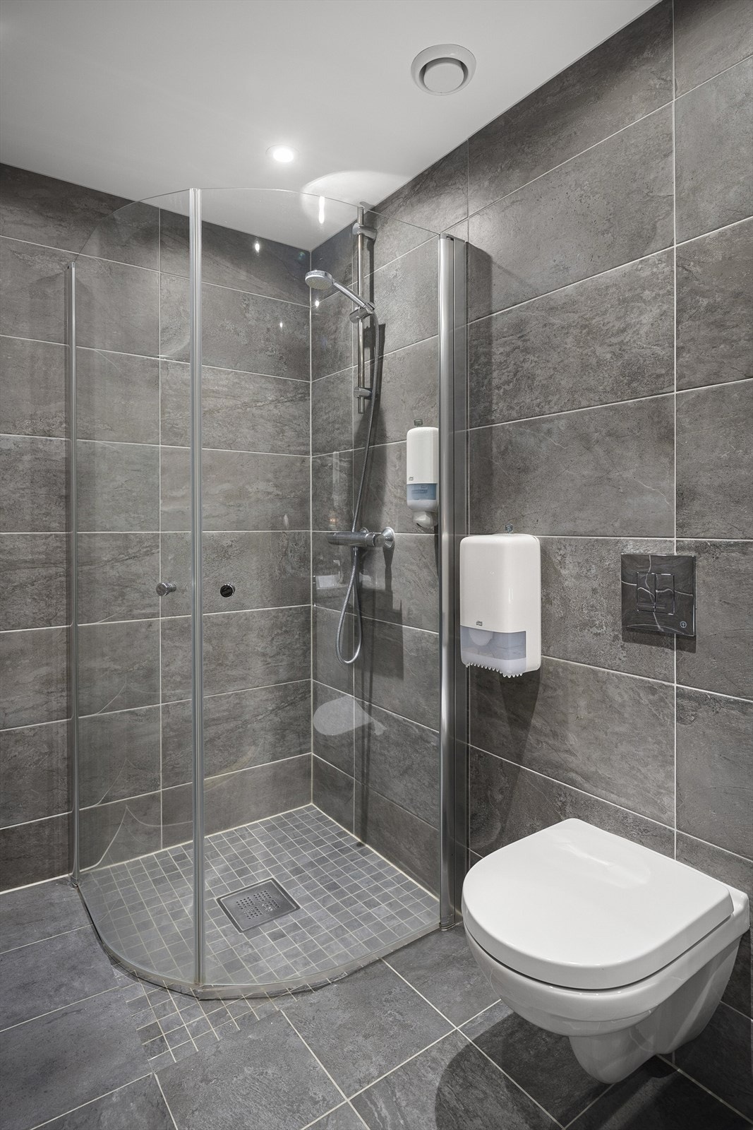 Dusjhjørne med innfellbare glassdører. Galleribilde