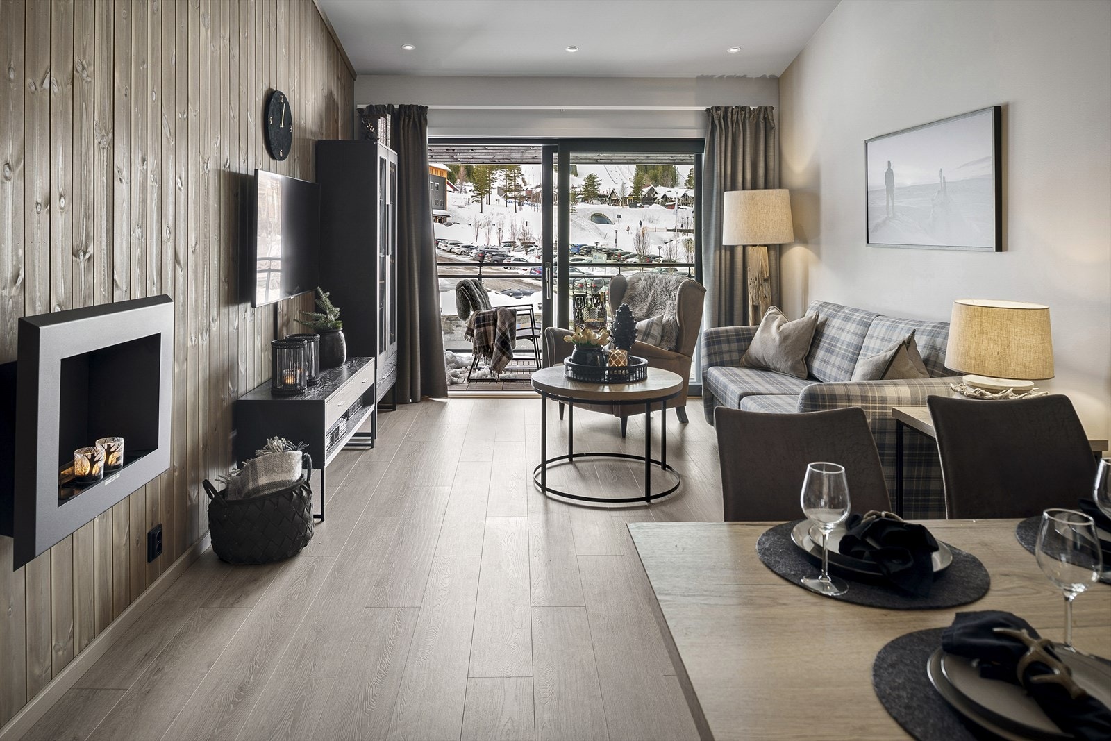 Stuen er innredet med sovesofa, stol, vitrineskap og mediemøblement. Downlights i taket. Galleribilde