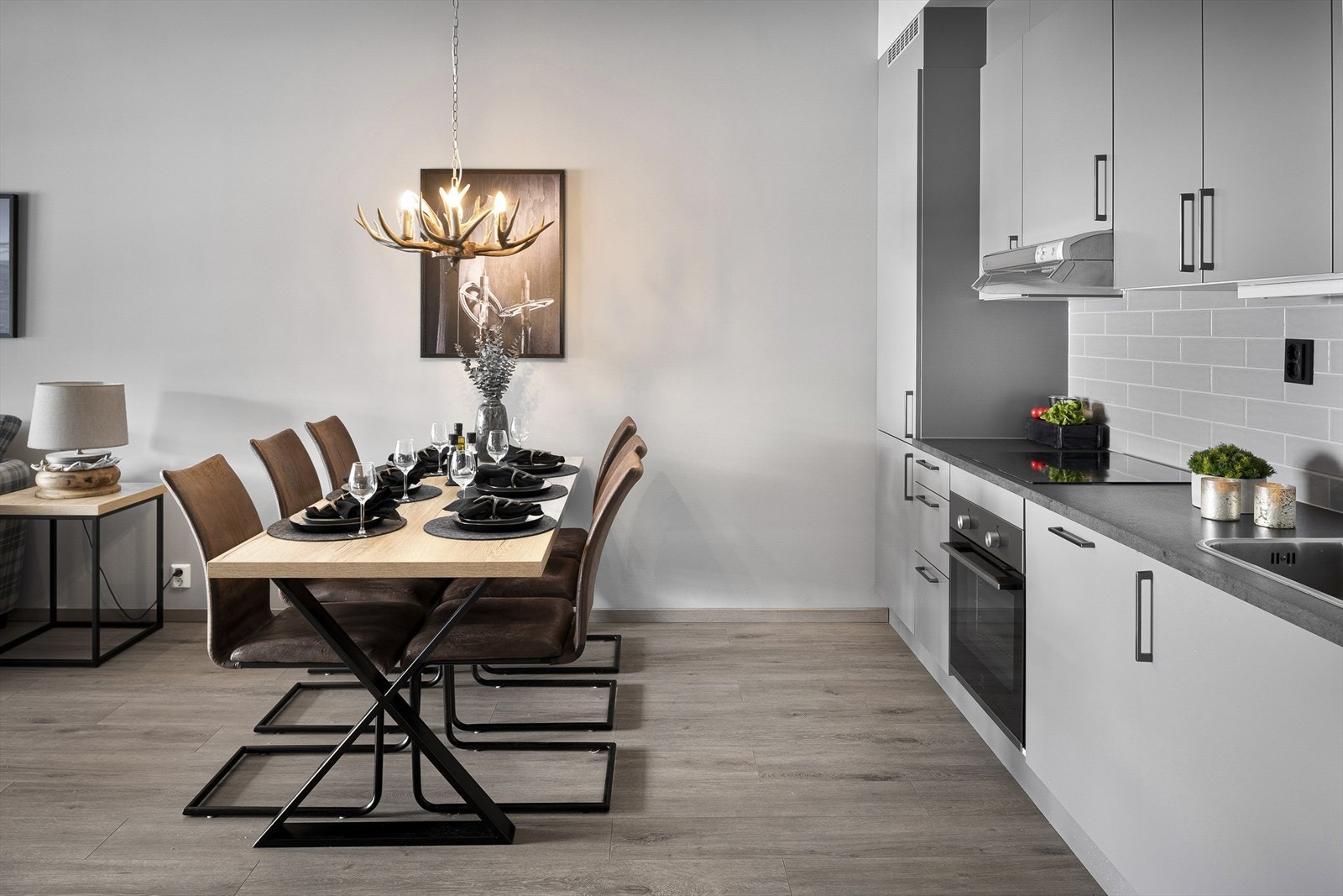 Leiligheten har en sosial åpen stue- og kjøkkenløsning som skaper god romfølelse. Laminatgulv med tilhørende lister. Galleribilde