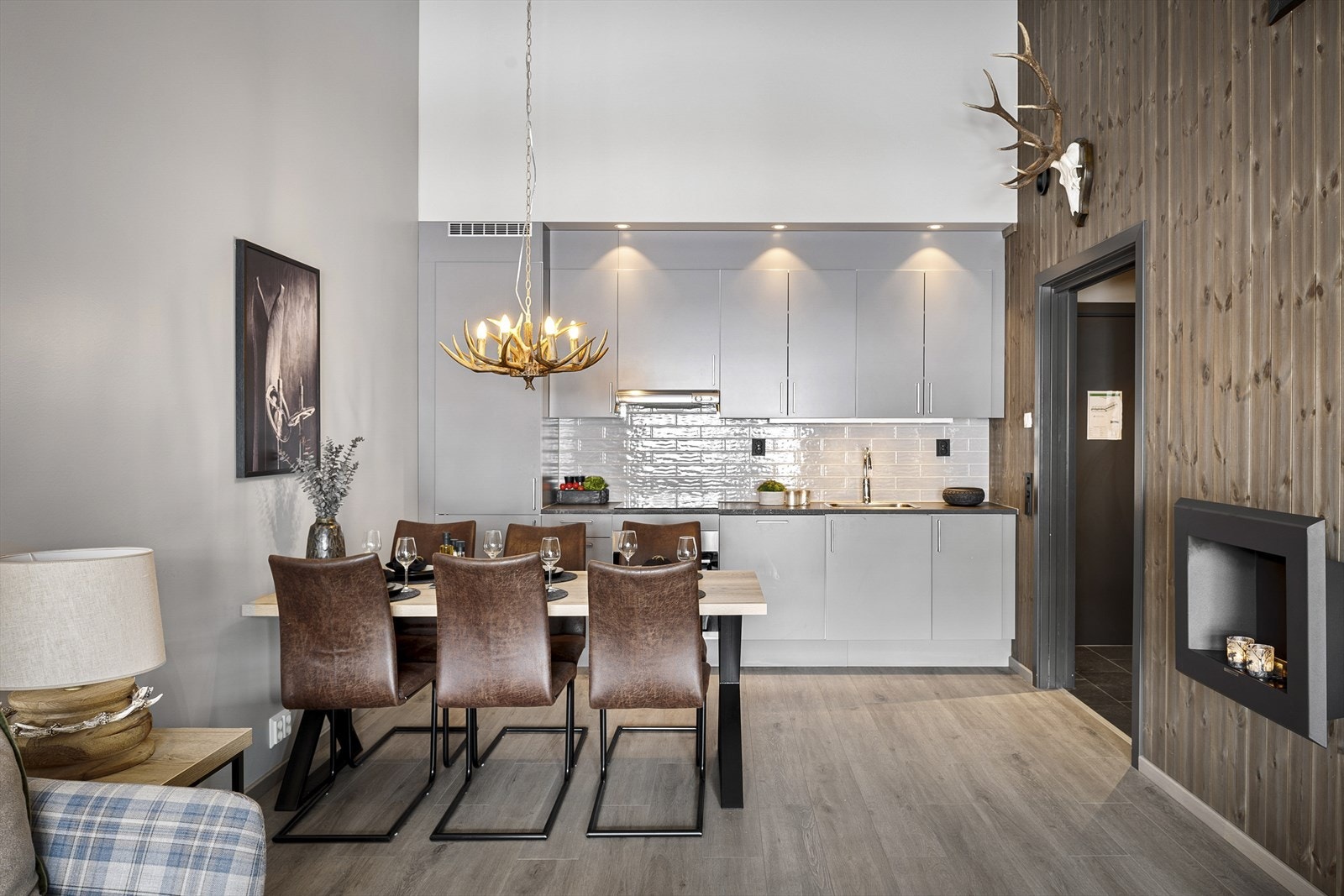 Stua er innredet med blant annet en koselig spisegruppe. Galleribilde