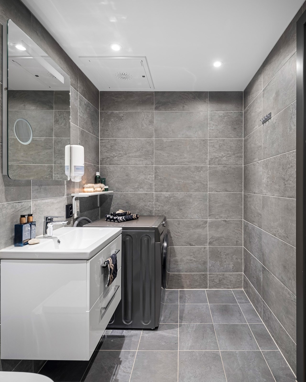 Flislagt og romslig bad. Galleribilde