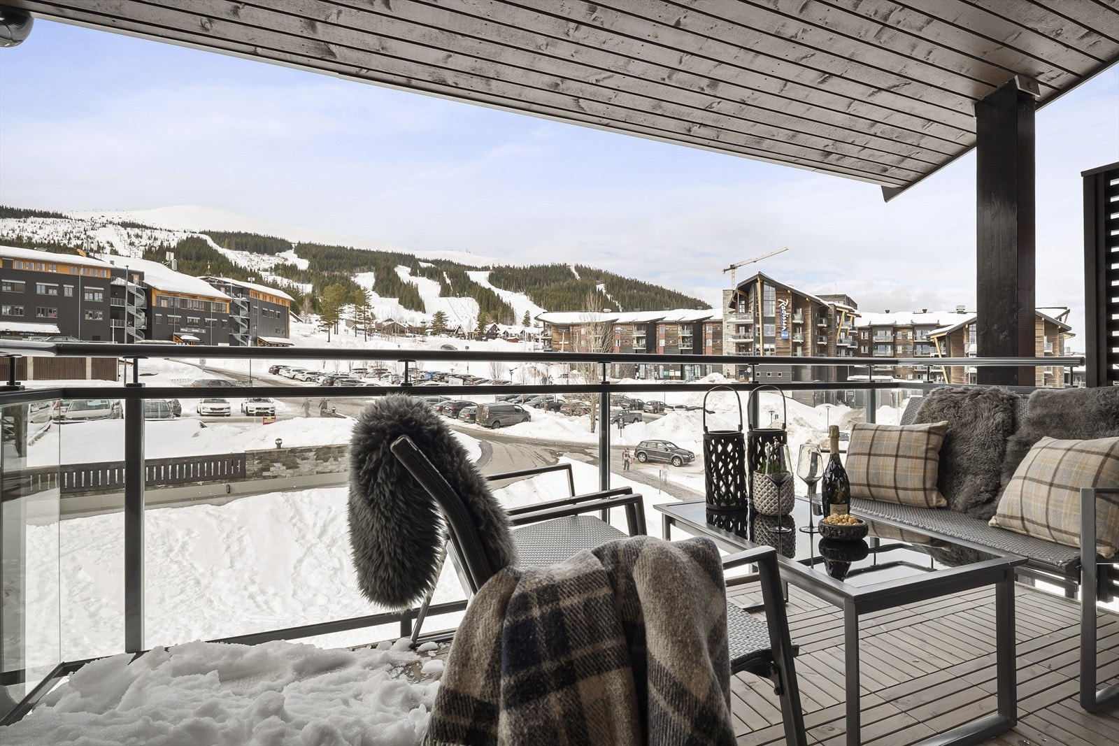 Balkongen er vestvendt og har utsikt til Trysilfjellet og slalombakken. Balkongen er romslig og kan innredes med utemøbler. Galleribilde