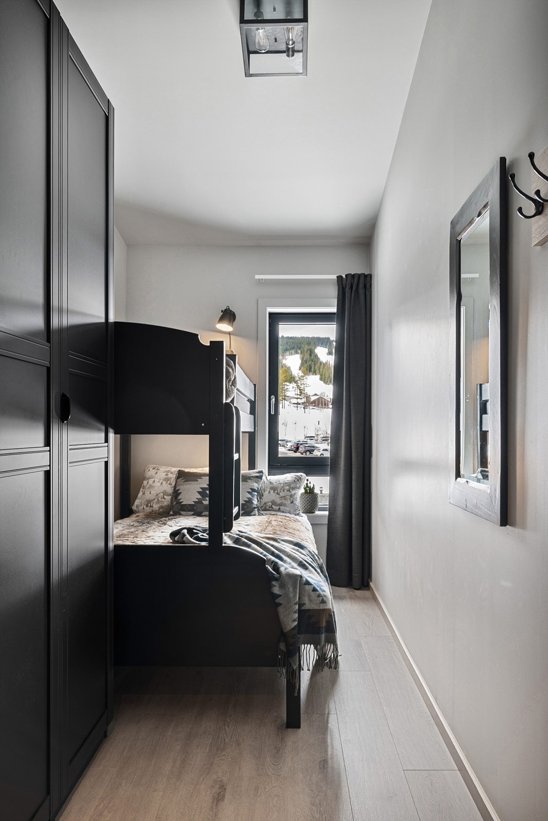 Det andre soverommet har køyeseng og garderobeskap. Galleribilde