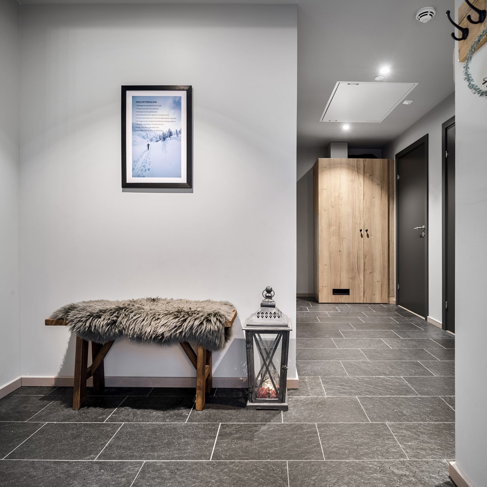 Videre inn i gangen er det et garderobeskap med god plass. Galleribilde