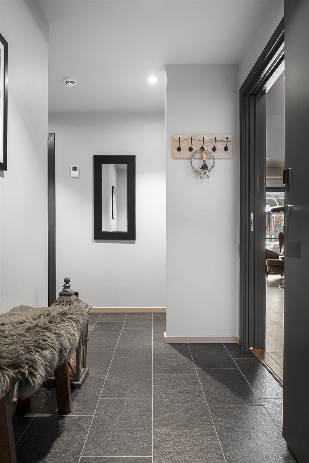 Velkommen inn i en gang med god plass til omkledning. Det er Otta-skifer på gulv, noe som er en oppgradering utover standardleveransen leilighetene i bygget. Galleribilde