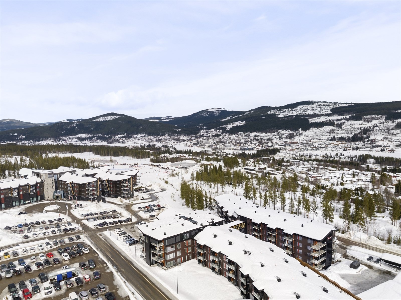 Sommeren i Trysil er meget populært med sine tilgjengelige fjellterreng for tradisjonelle friluftsaktiviteter. Her er det mange snille fjellområder med tilrettelagete familieturer og skogsområder med stier for deg som ønsker skogens fred og ro. Galleribilde