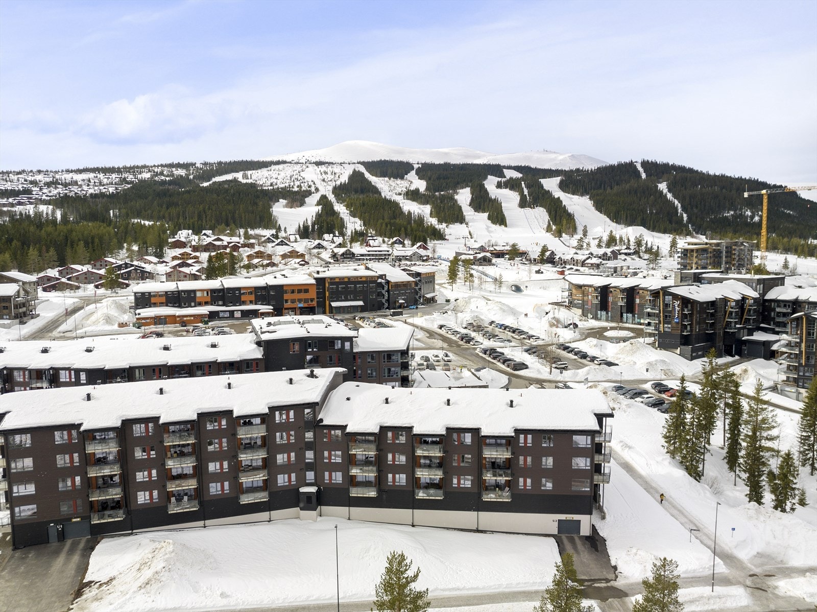 Fra leiligheten er det kort veg til velkomstsenteret, matbutikk og Peppes Pizza. Innenfor en radius på 300-400 m har du blant annet Trysil Bike Arena, Trysil- Knut Arena, helårs klatrepark, Trysil golfbane og minigolf. Galleribilde