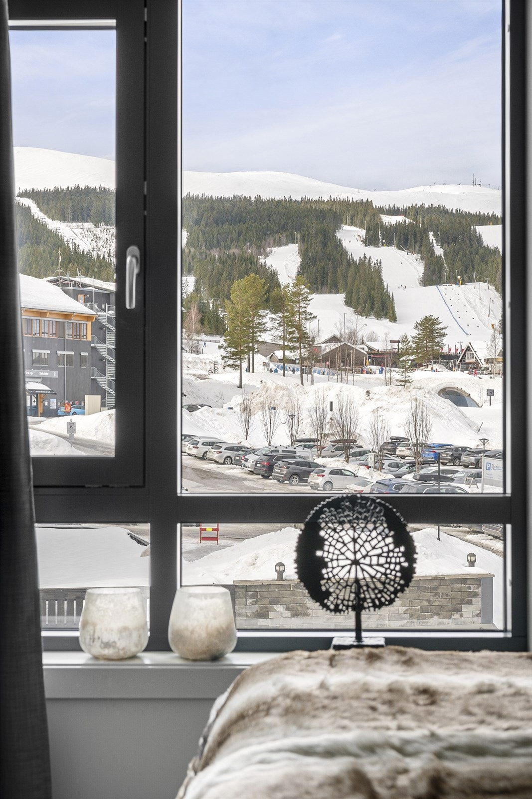 Fra soverommet er det nydelig utsikt til Trysilfjellet. Galleribilde