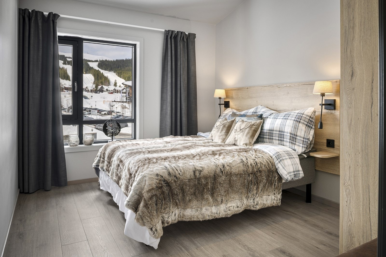 Leiligheten har to soverom. Dette er innredet med dobbeltseng og garderobeskap. Det er montert downligts i begge soverom. Galleribilde