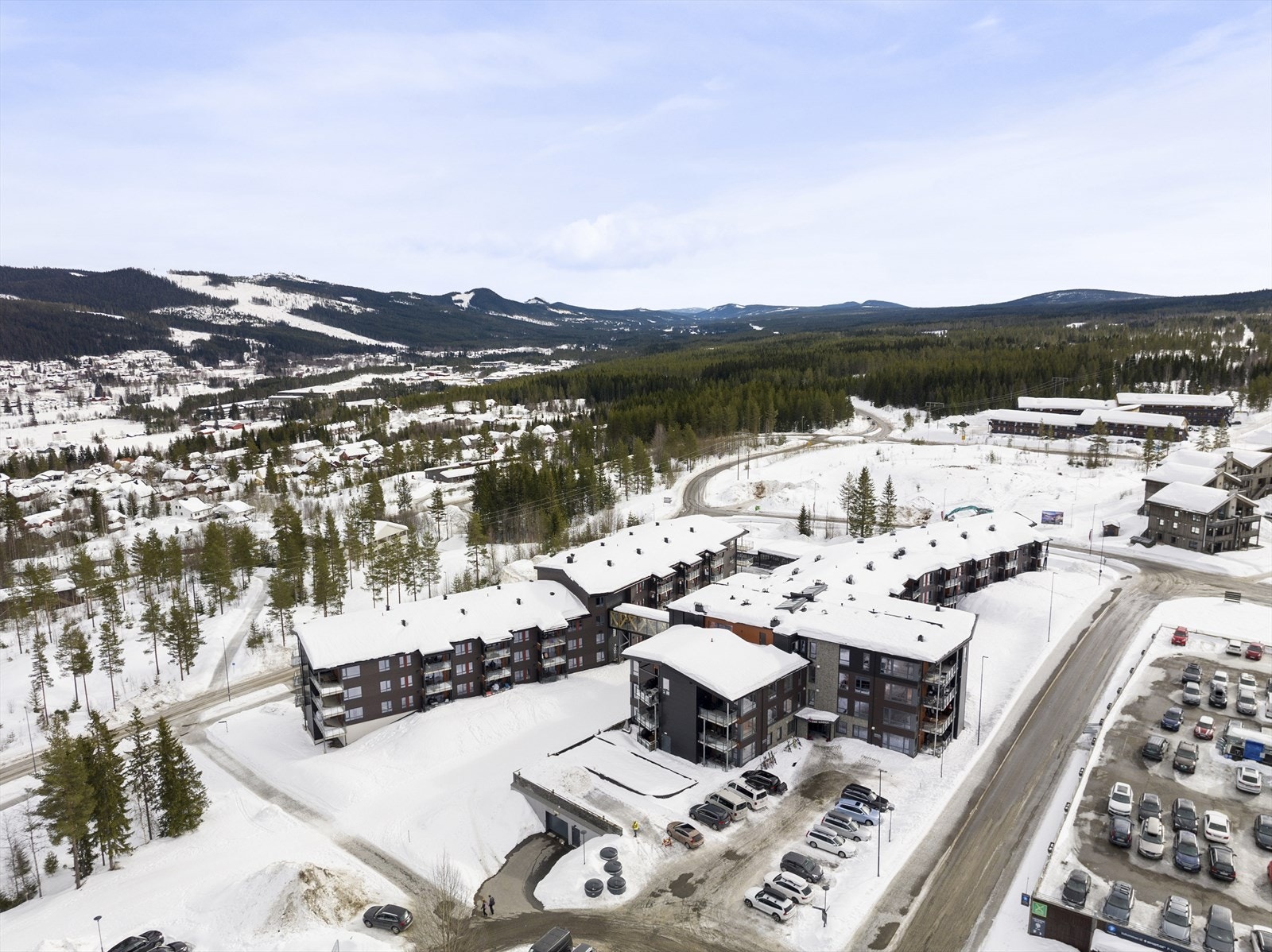 The Lodge Trysil har en sentral og attraktiv plassering på Turistsenteret i hjertet av Trysilfjellet sør. Her befinner du deg i umiddelbar nærhet til Radisson Blu Hotel med basseng, spa og restauranter Galleribilde