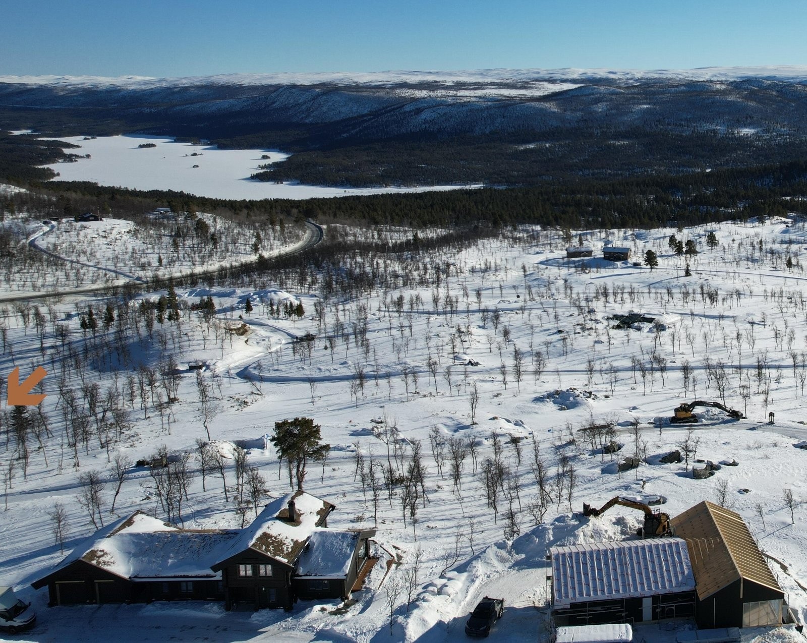 Områdebilde - Tomtene ligger noe mer til venstre (østover) enn det bilde/pil viser. Galleribilde