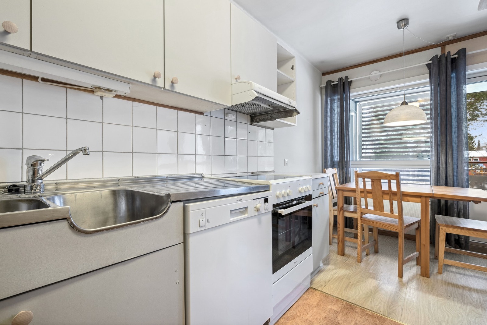 Kjøkkeninnredning med plane fronter og laminert benkeplate Galleribilde