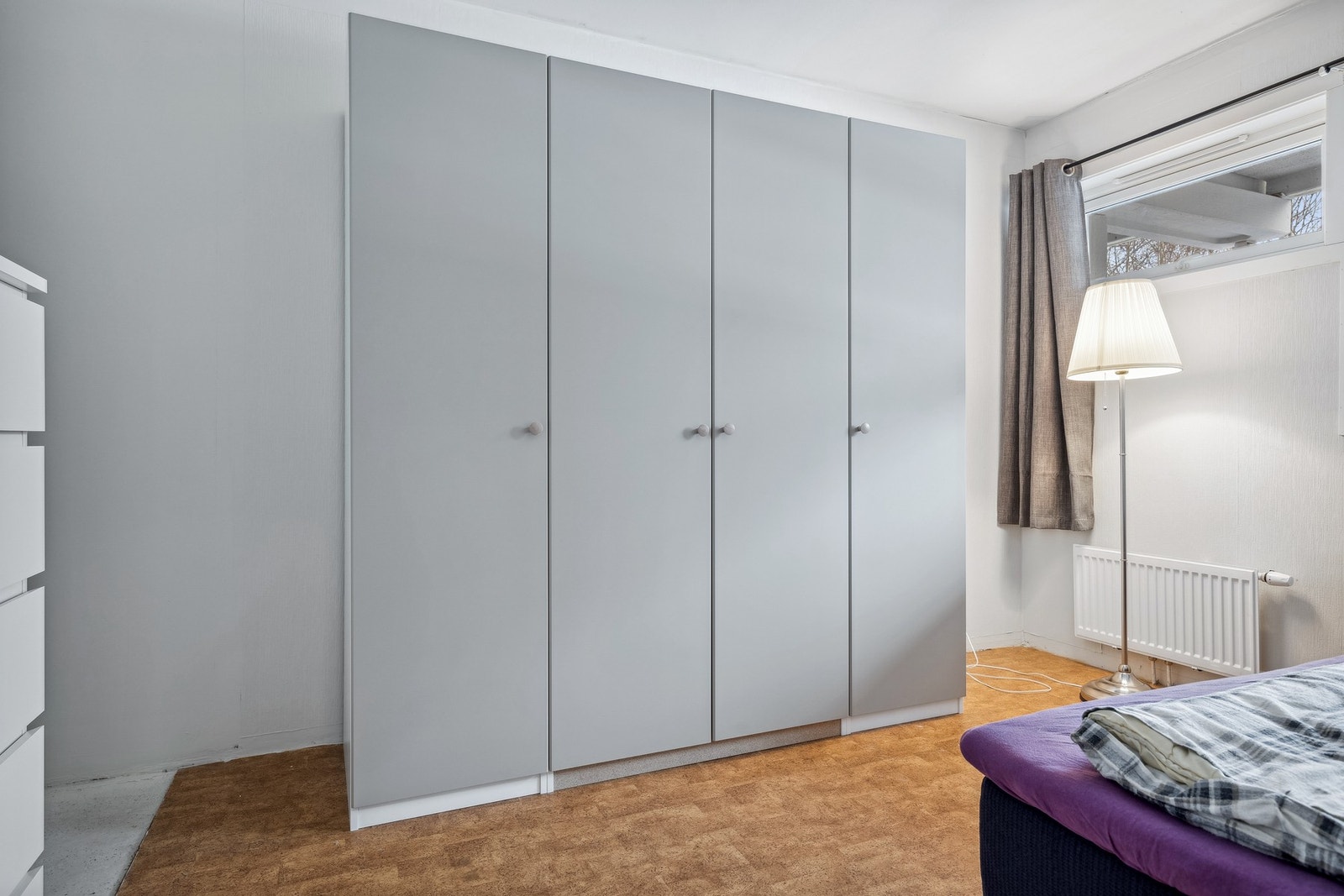 Soverommet er innredet med garderobeskap. Galleribilde
