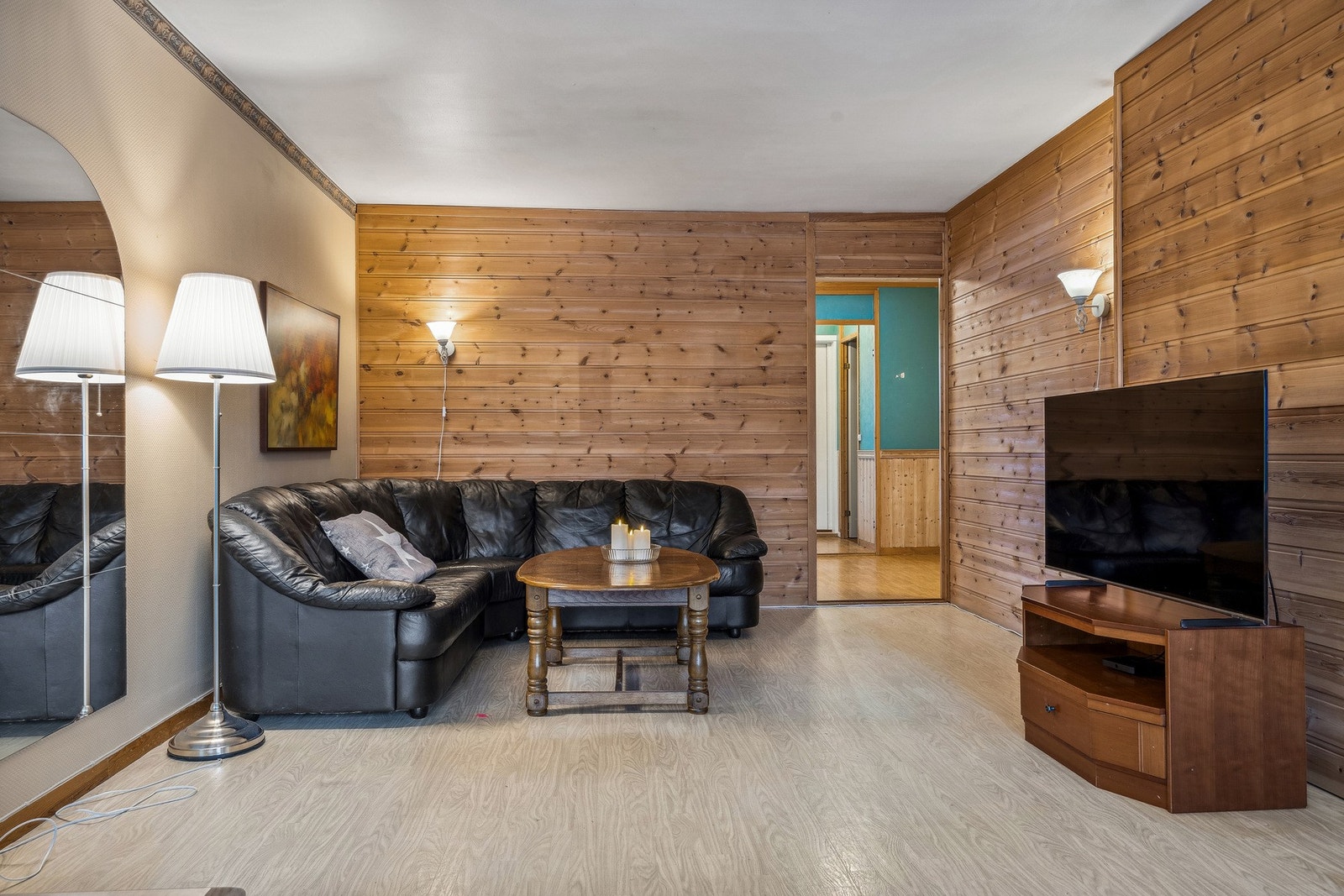 Belegg på gulv, panel og malt tapet på vegger. Galleribilde