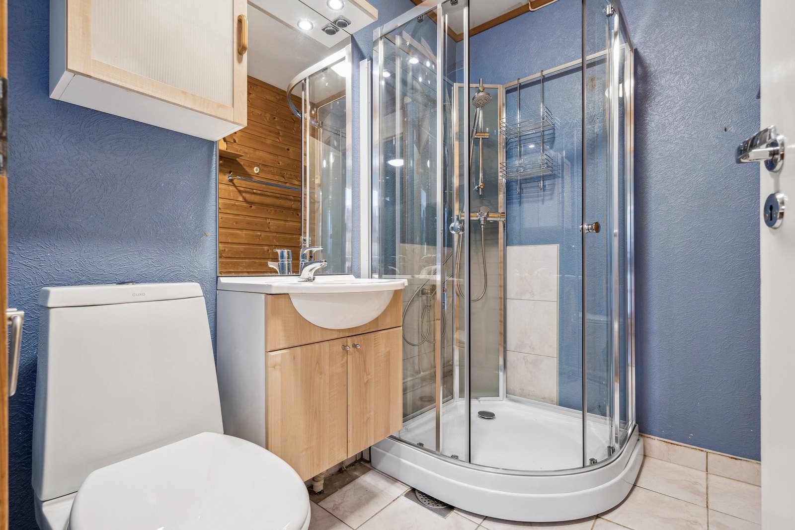 Flis på gulv, panel og tapet på vegger, malt flate i himling. Galleribilde