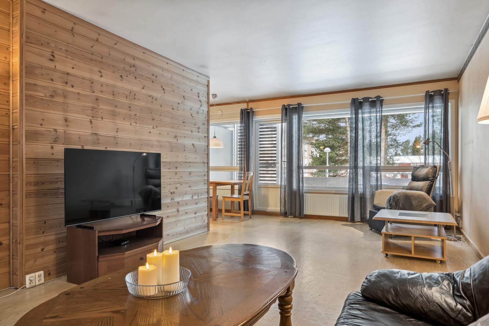 Boligen nyter godt av store vindusoverflater som gir godt med naturlig lysinnslipp. Galleribilde