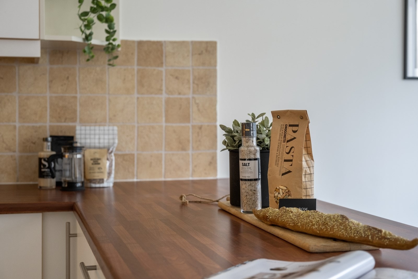 Pen og lys kjøkkeninnredning med godt med skap og benkeplass. Galleribilde