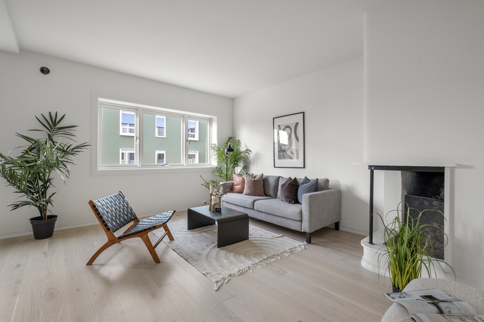 Lyse og trivelig stue med peis. Galleribilde