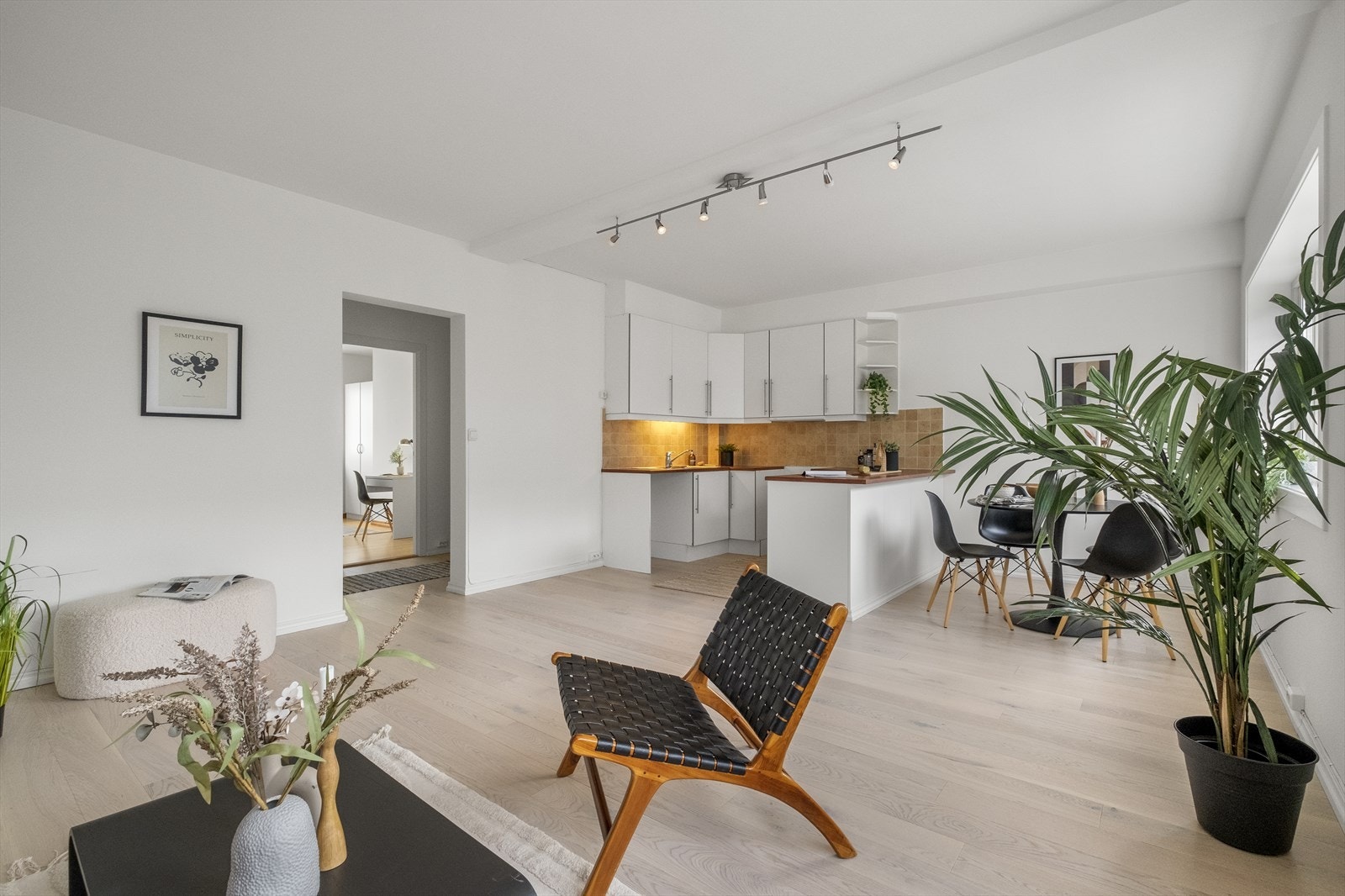 Lys og trivelig stue med kjøkken og spisestueplass. Galleribilde