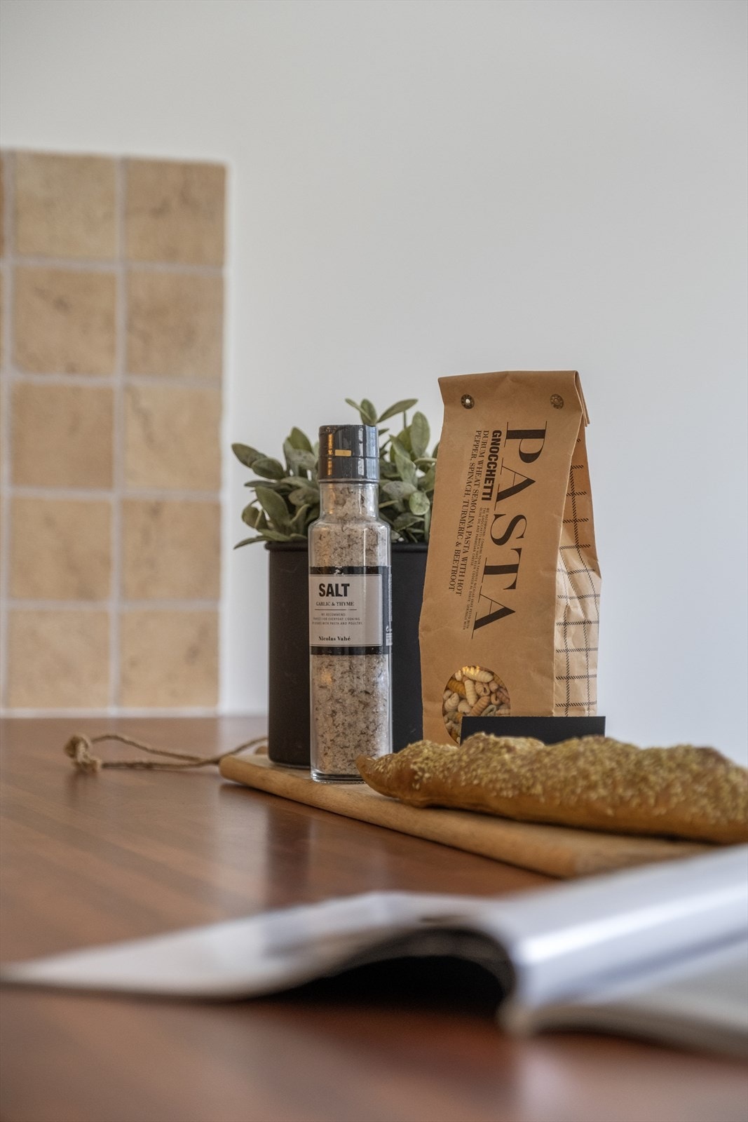 Pen og lys kjøkkeninnredning med godt med skap og benkeplass. Galleribilde