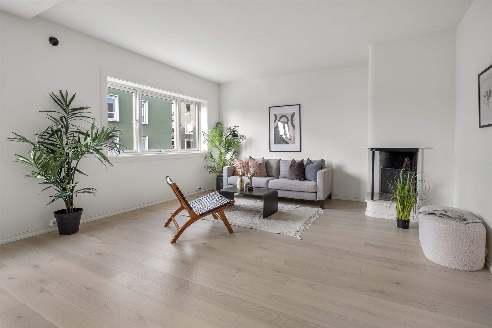 Lyse og trivelig stue med peis. Galleribilde