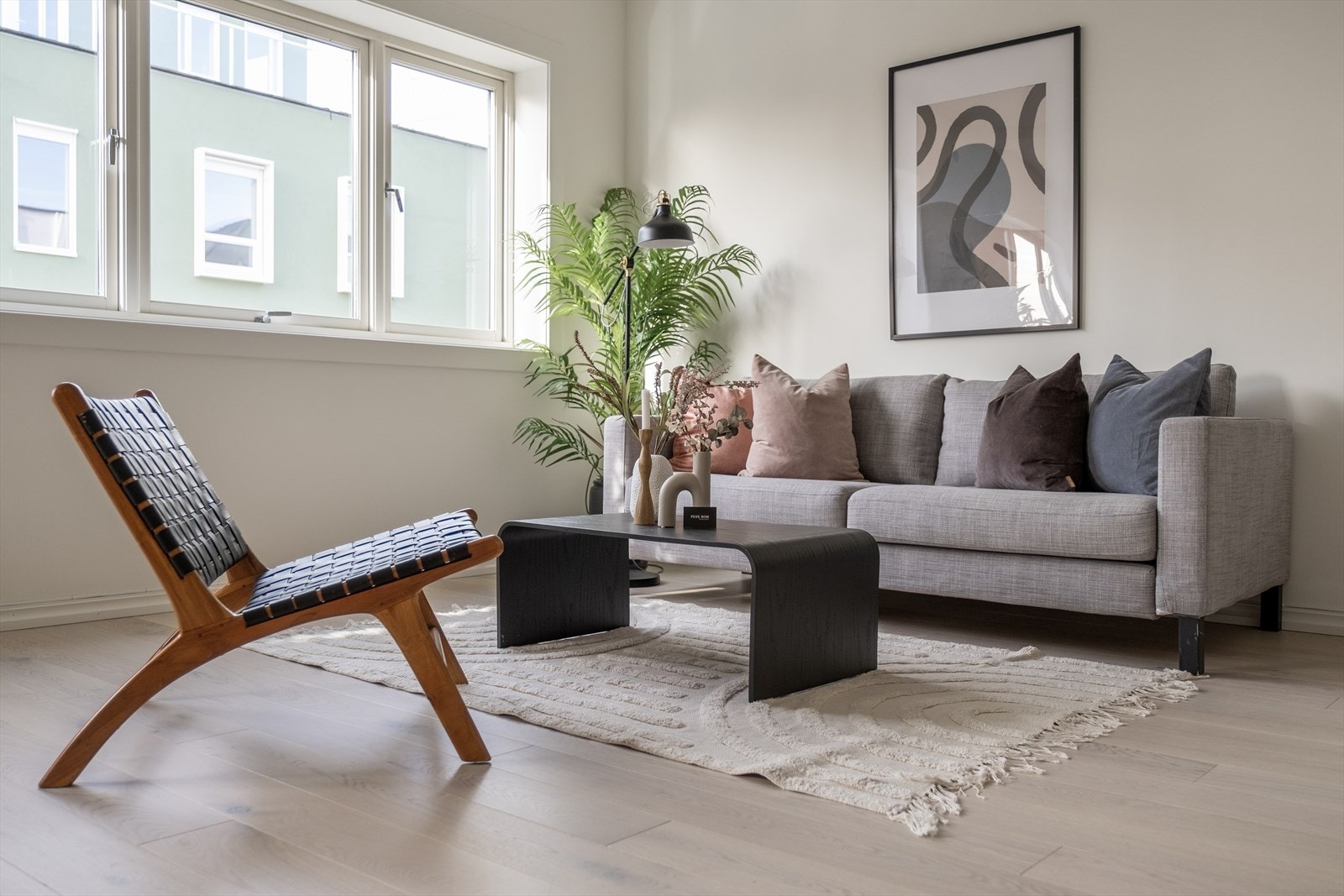 Stue med lyse farger. Galleribilde