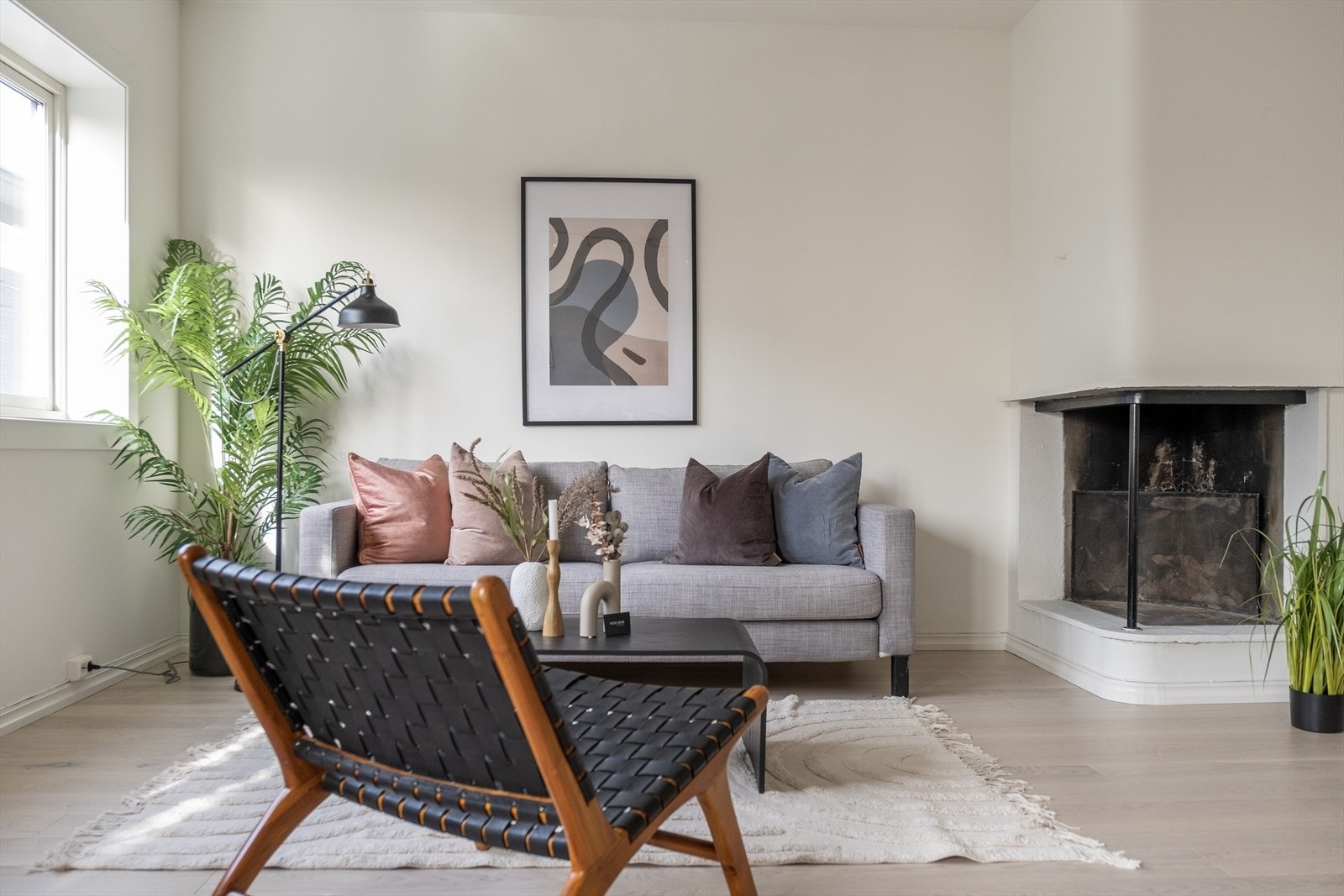 Lyse og trivelig stue med peis. Galleribilde