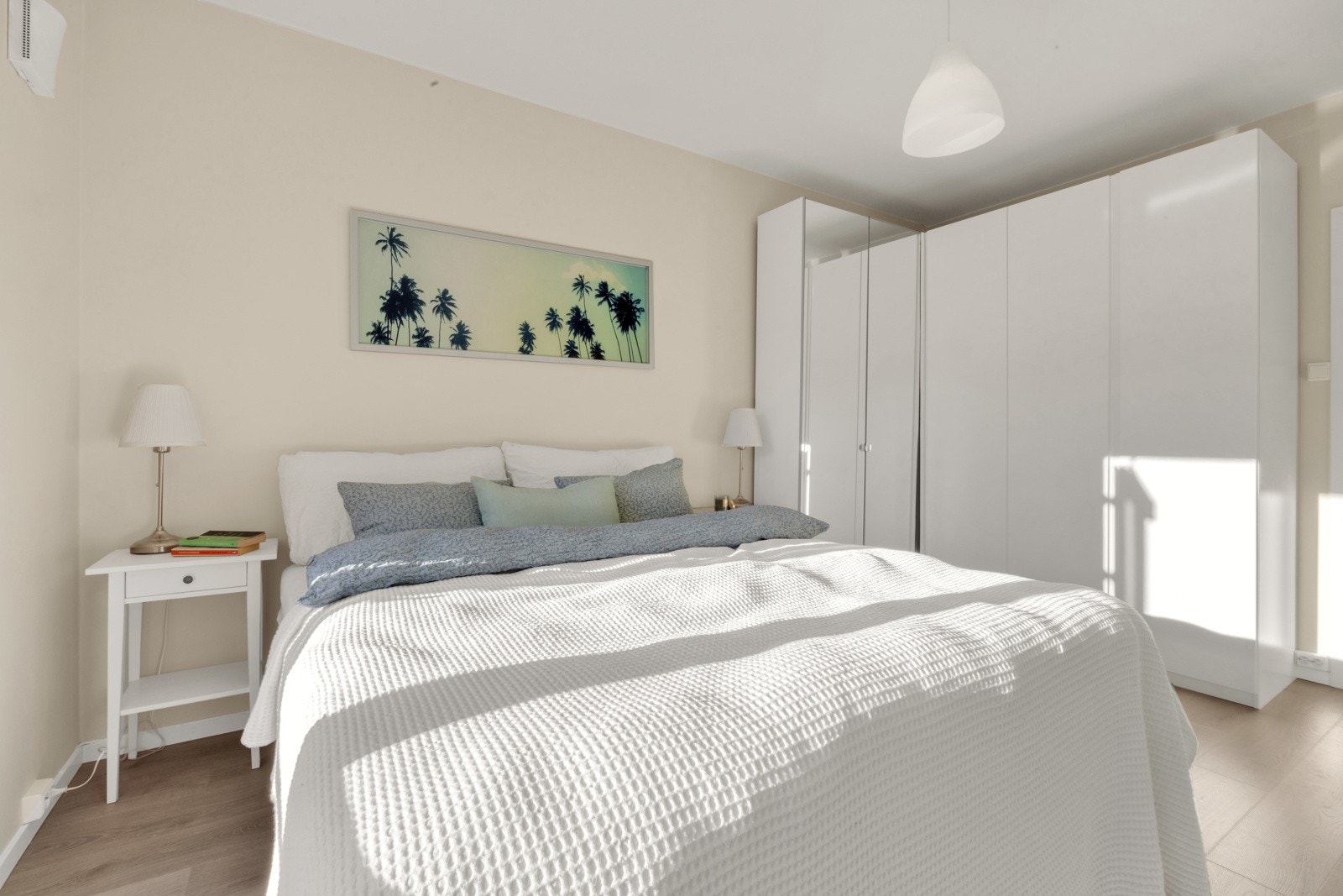 Det er god plass til dobbeltseng og nattbord. Galleribilde