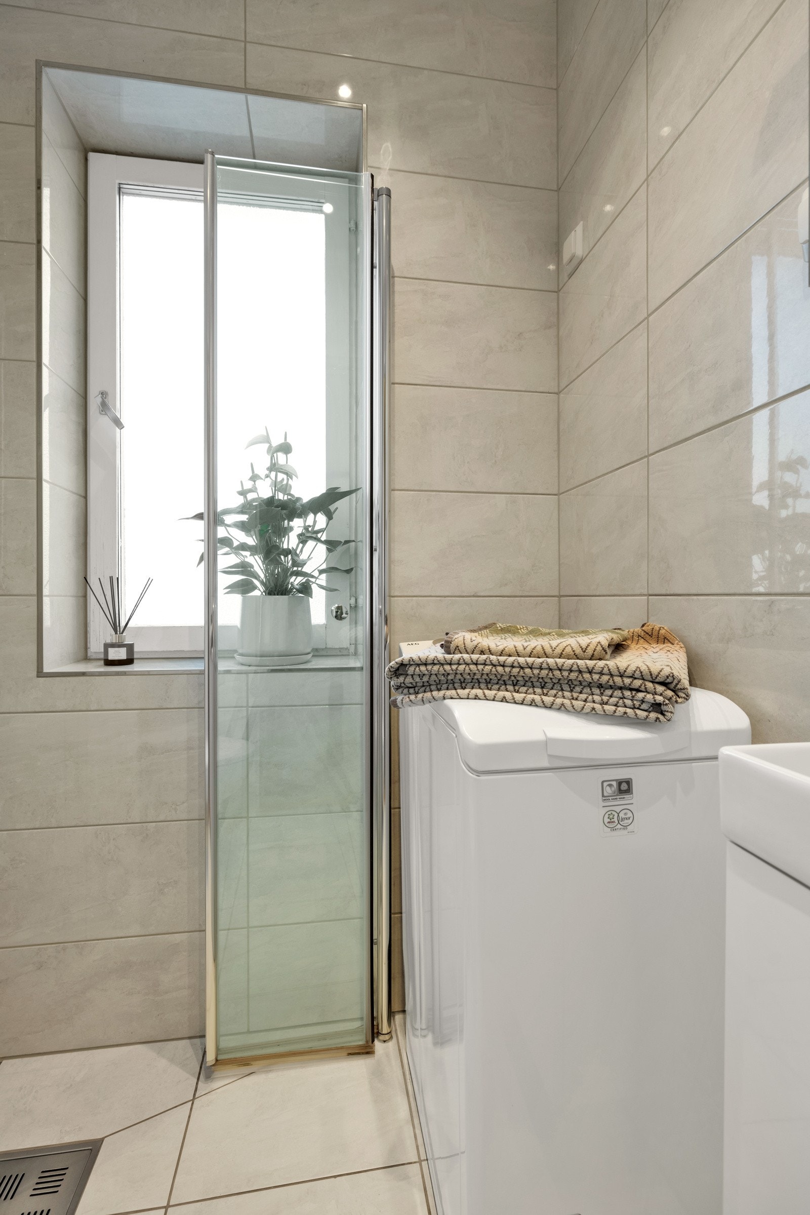 Det er opplegg for vaskemaskin (40 cm bredde). Galleribilde