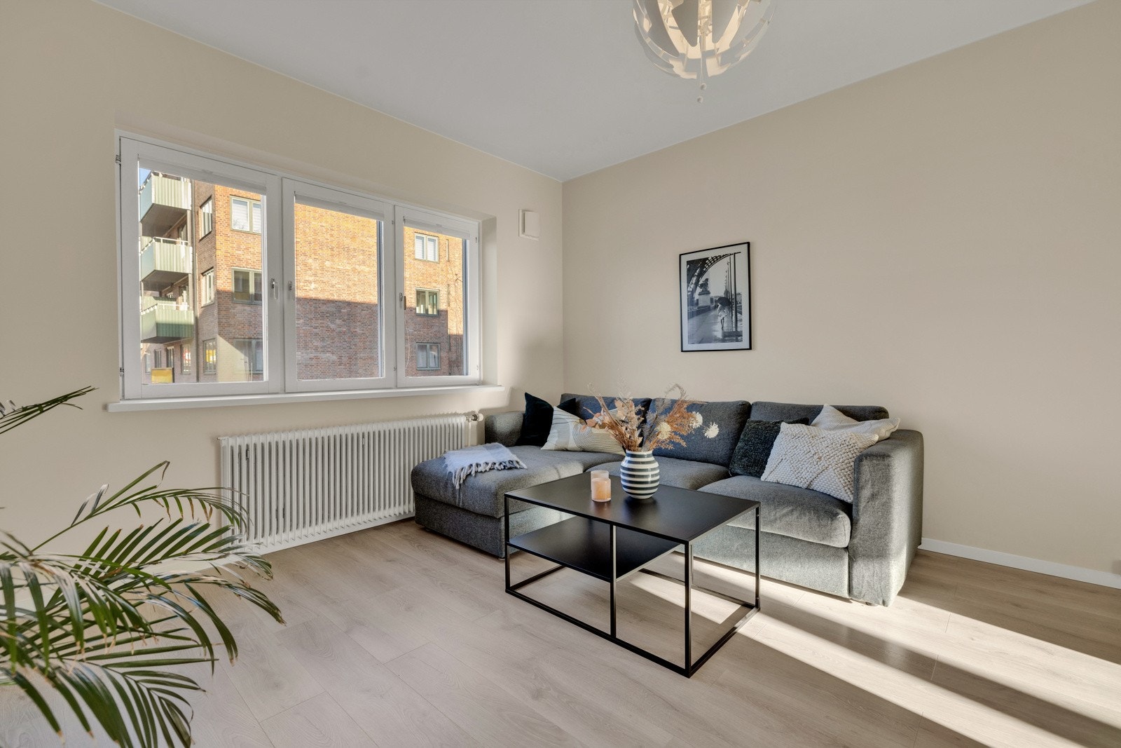 Det ble lagt nytt laminatgulv i 2018, og alle vegger, tak og lister ble malt i 2024. Galleribilde