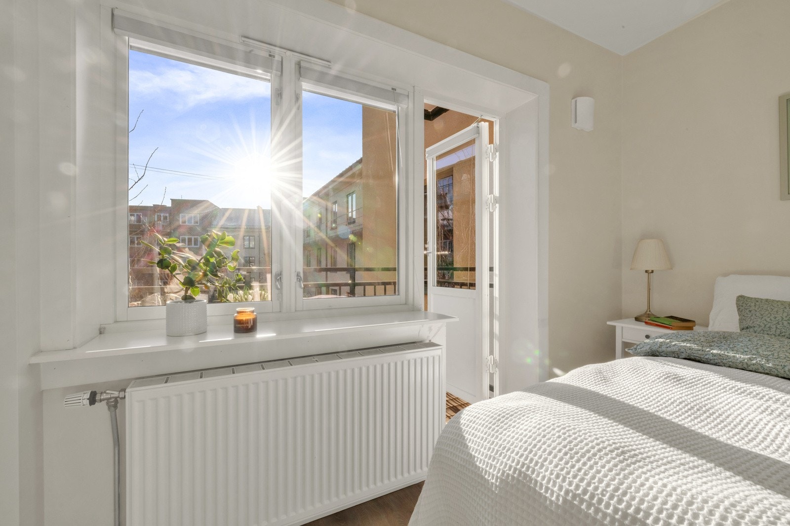 Fra soverommet er det utgang til balkong. Galleribilde