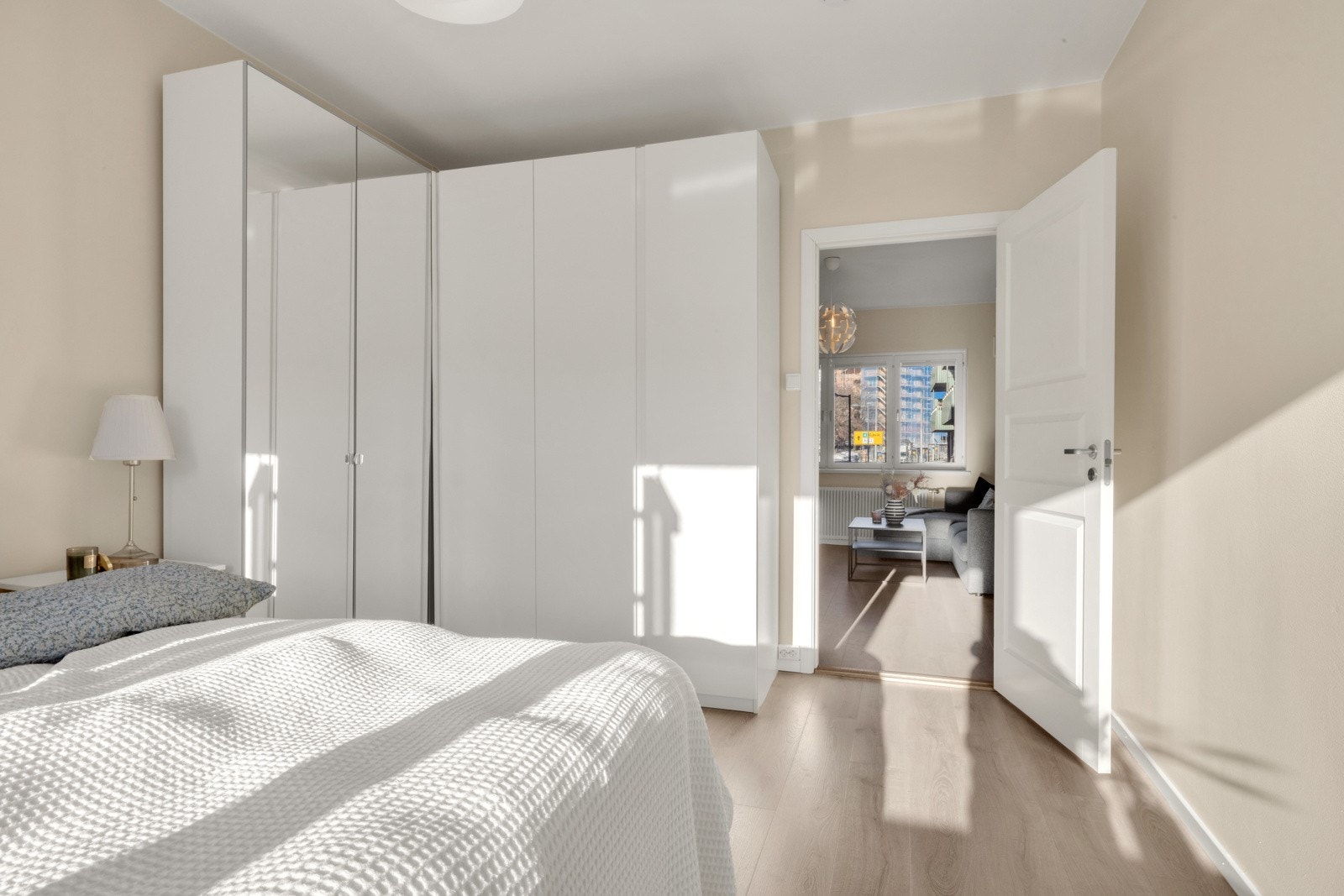 Det er rikelig med oppbevaringsplass i tilhørende garderober. Galleribilde