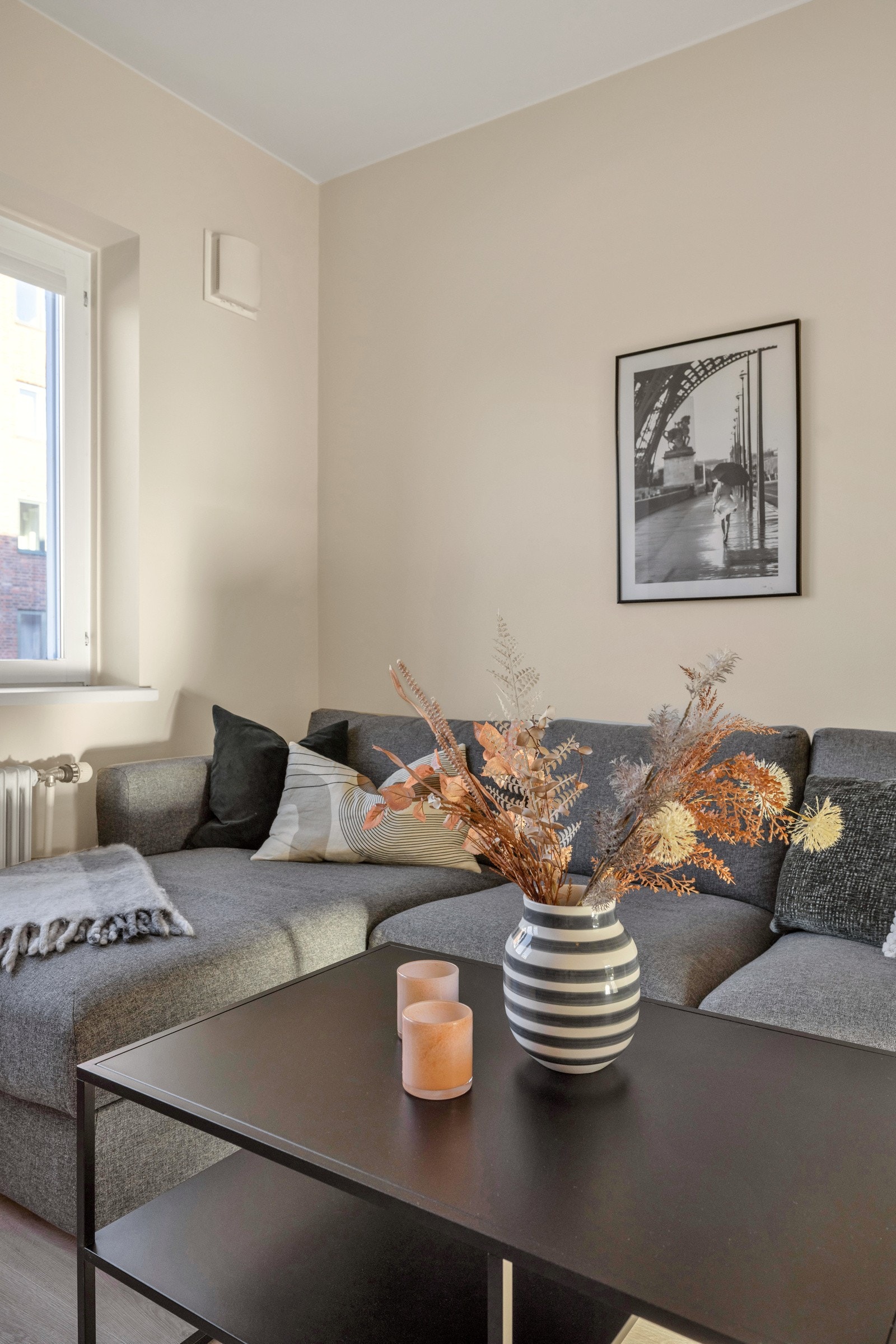 Det er god plass til sofagruppe og sofabord. Galleribilde