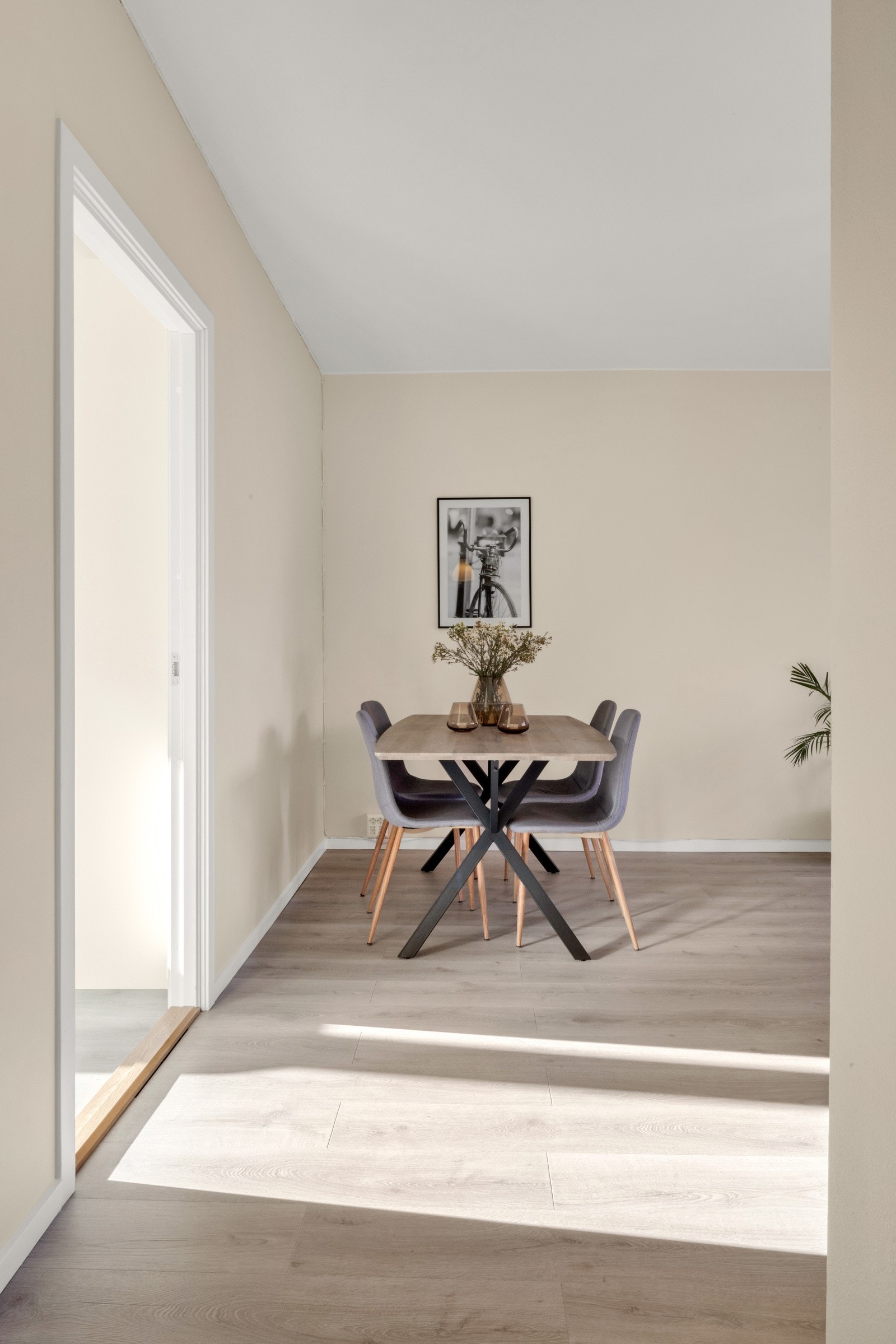 Det er god plass til spisegruppe i stuen. Galleribilde