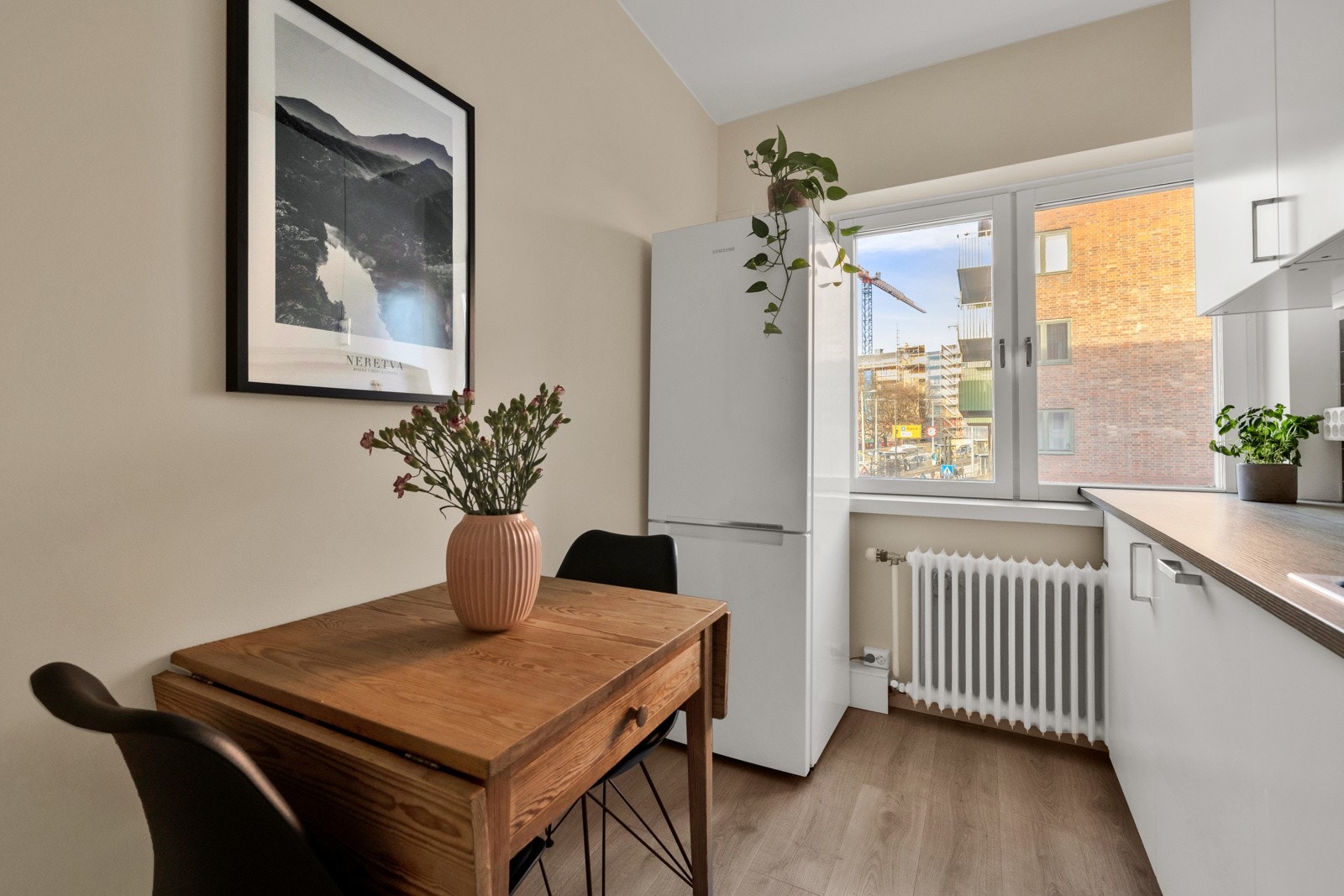 Det er opplegg for frittstående kjøl/frys. Integrert komfyr, platetopp og oppvaskmaskin. Galleribilde