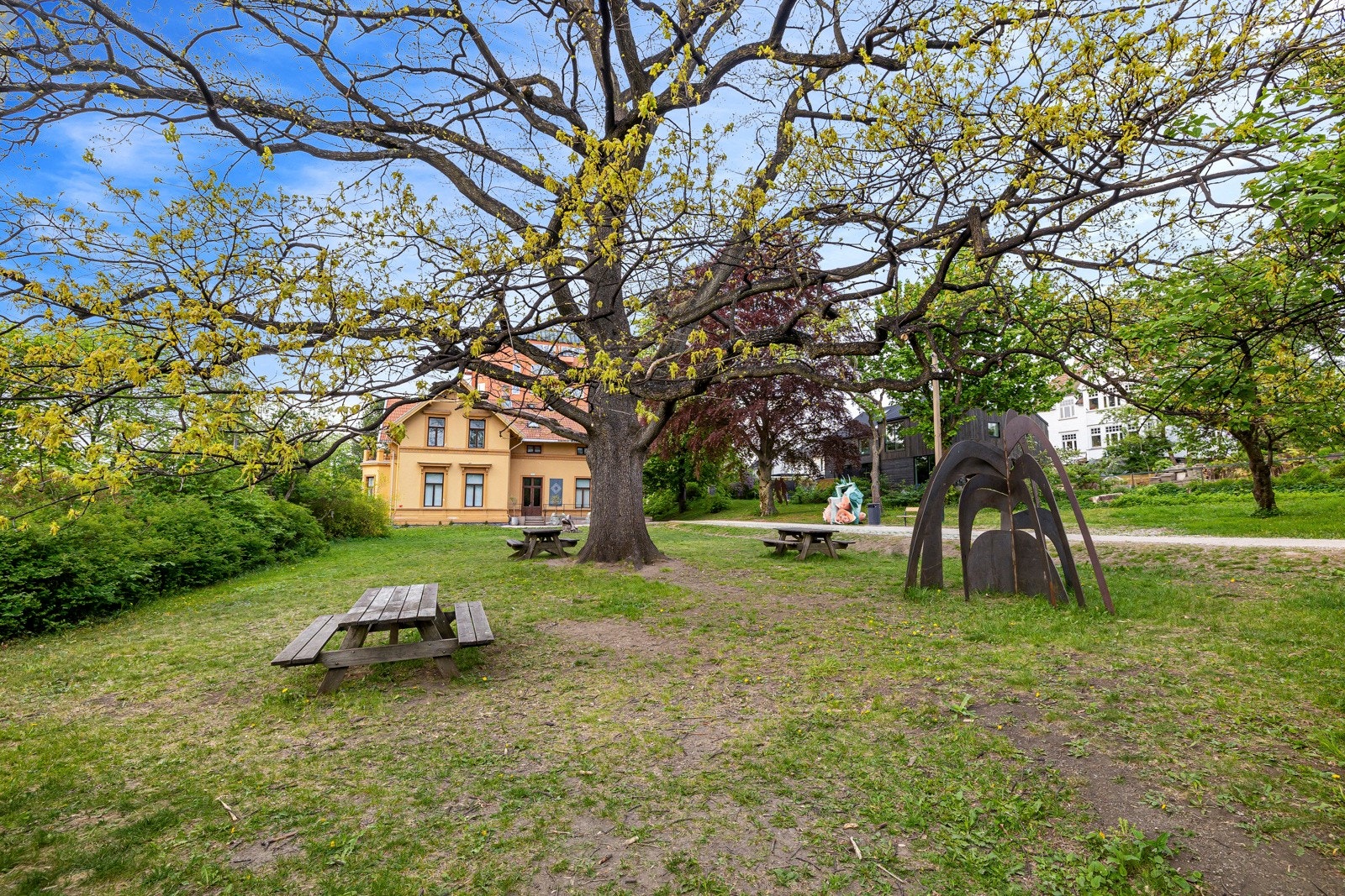 Området er omkranset av flere grøntområder og parker m.m. Galleribilde