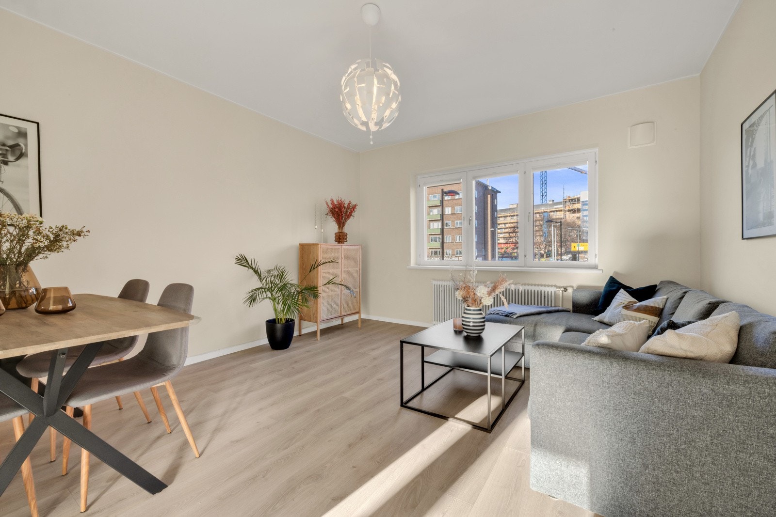 Lys og innbydende stue av god størrelse. Galleribilde