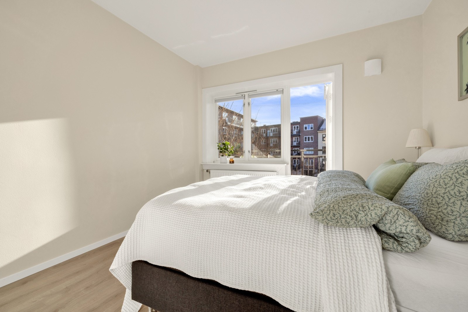 Behagelig lysinnslipp fra vinduer. Galleribilde