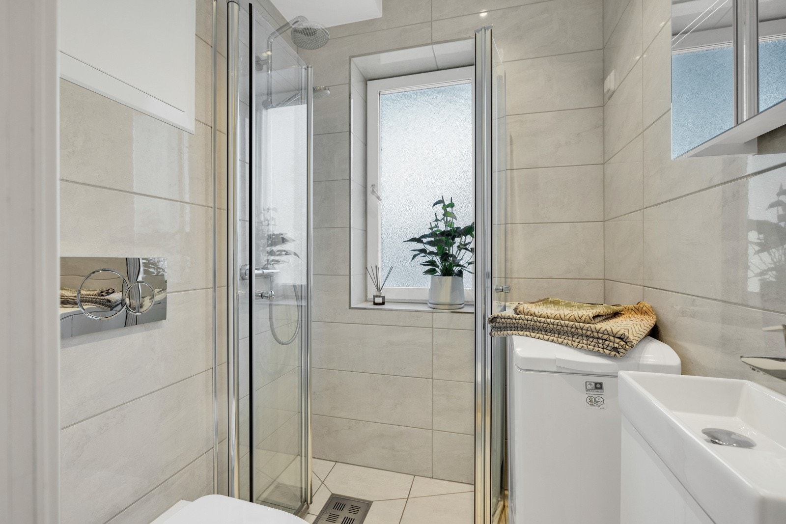 Flott bad med elektriske varmekabler i gulv. Galleribilde