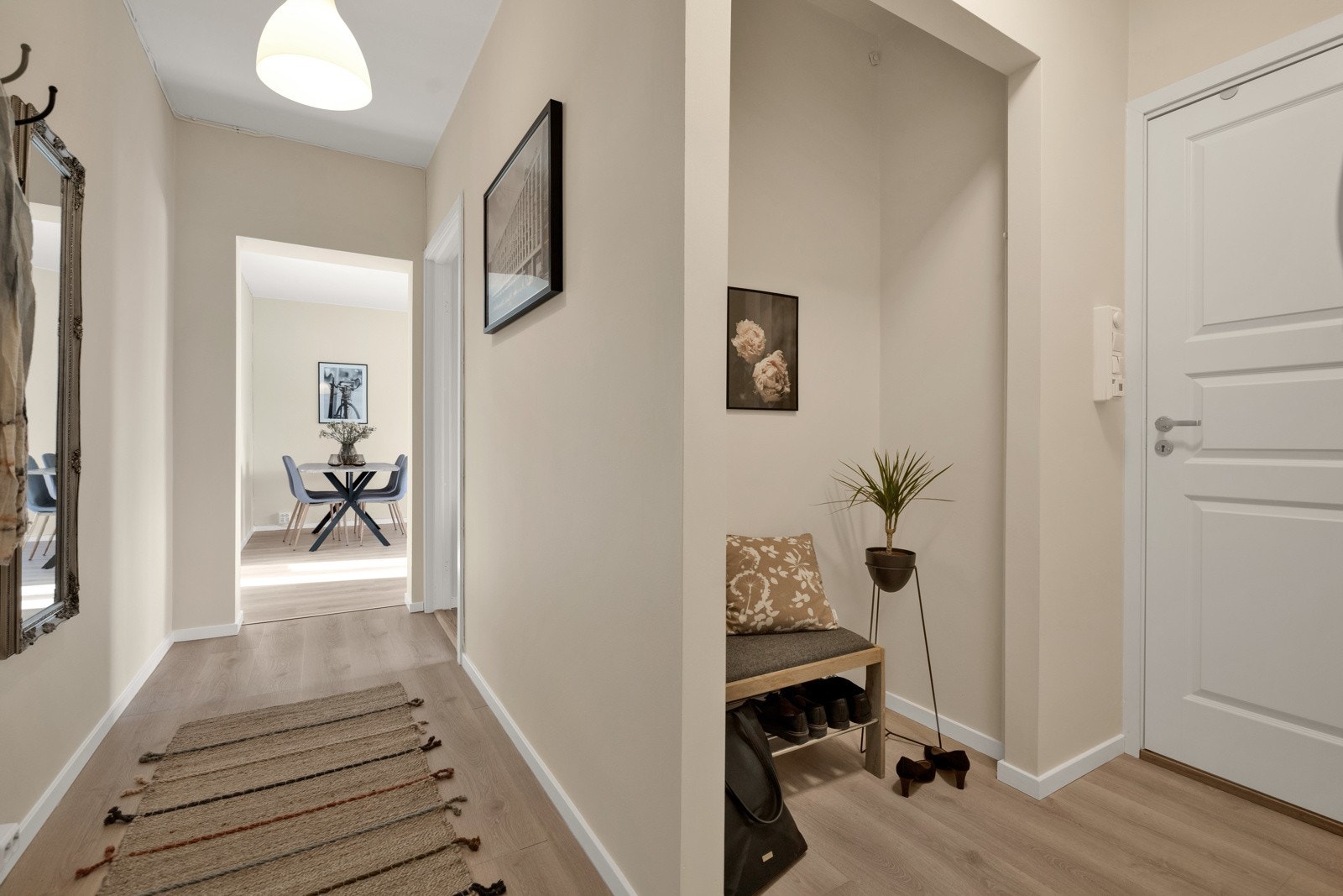 Innbydende gang/entré med god plass for avheng av yttertøy og sko. Galleribilde