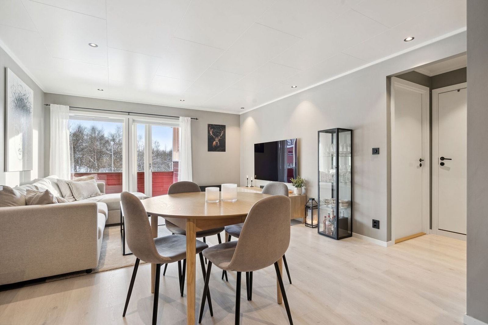 Leiligheten er renovert i 2023 og frenstår som tidsrikt og moderne Galleribilde