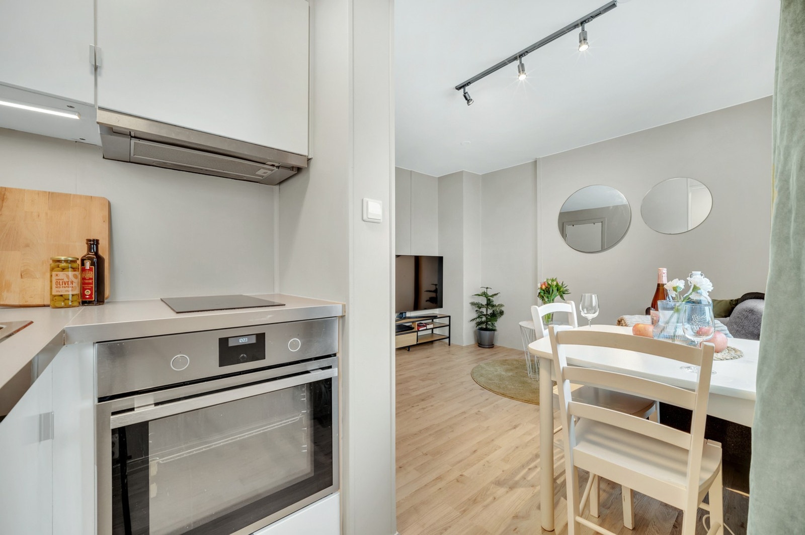 Kjøkkenet har integrert platetopp, stekeovn og kjøleskap. Galleribilde