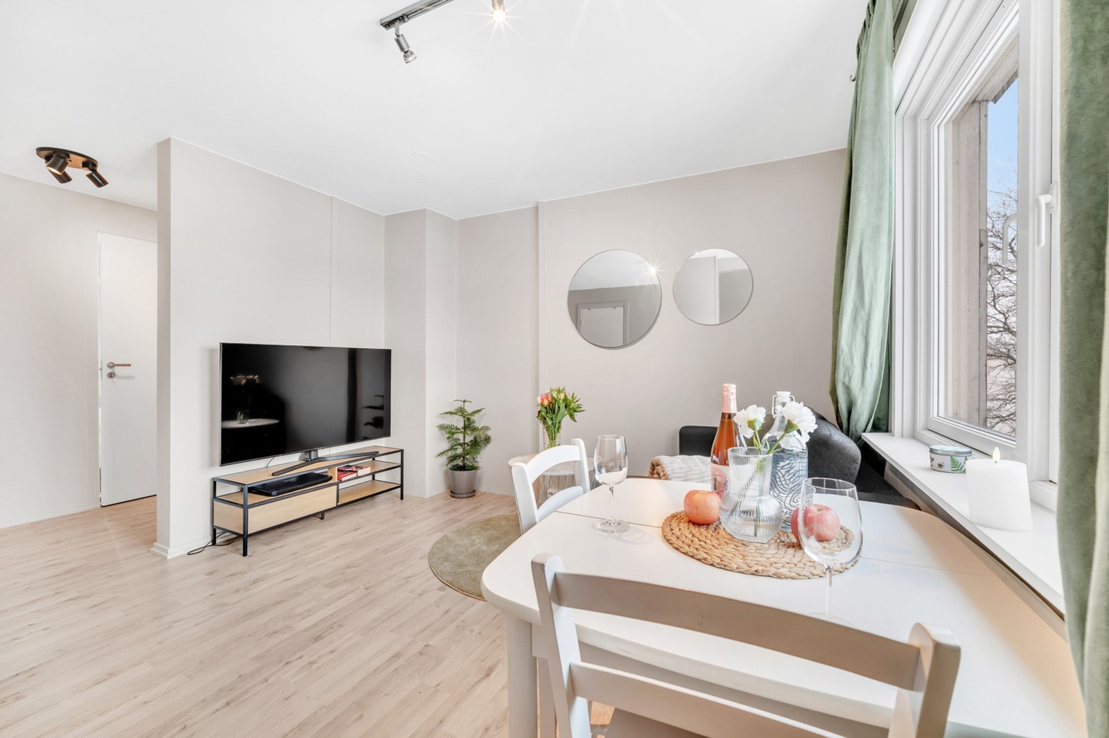 Leiligheten ble betydelig oppgradert de seneste årene og har en gjennomgående pen standard. Galleribilde