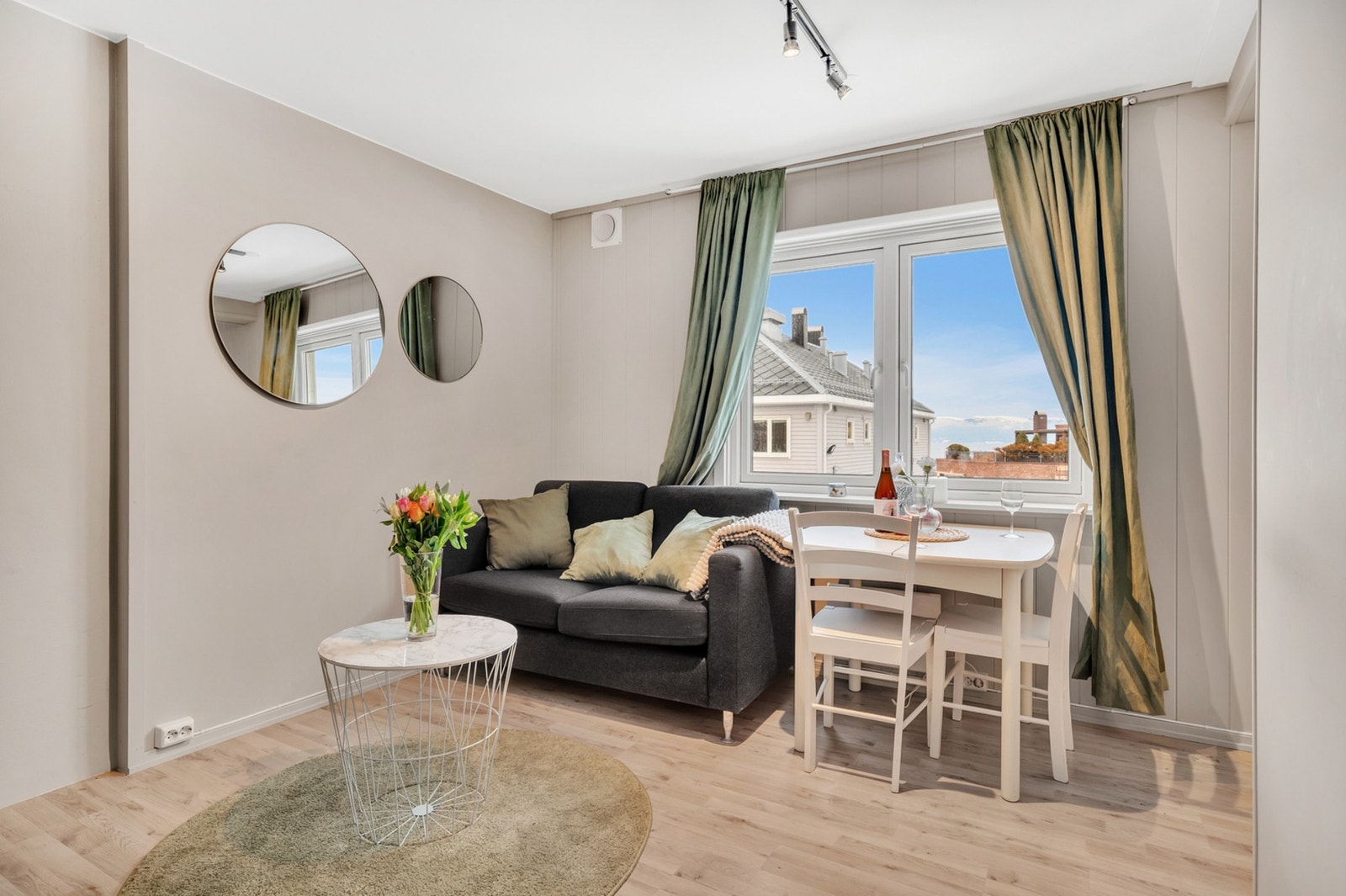 Store vindusflater som gjør at leiligheten oppleves som svært lys. Galleribilde